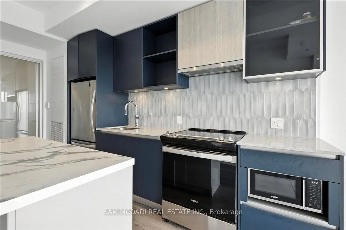 405 Dundas Street W, #722