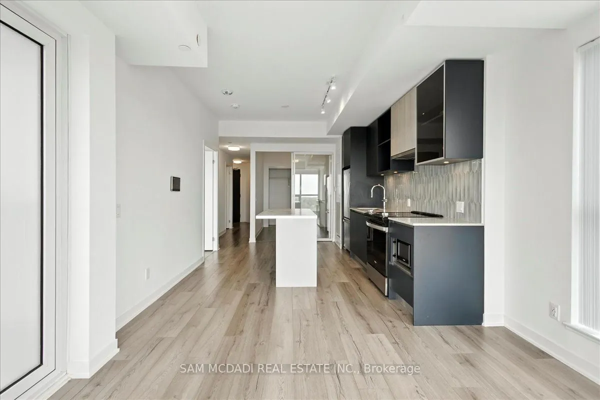405 Dundas Street W, #722