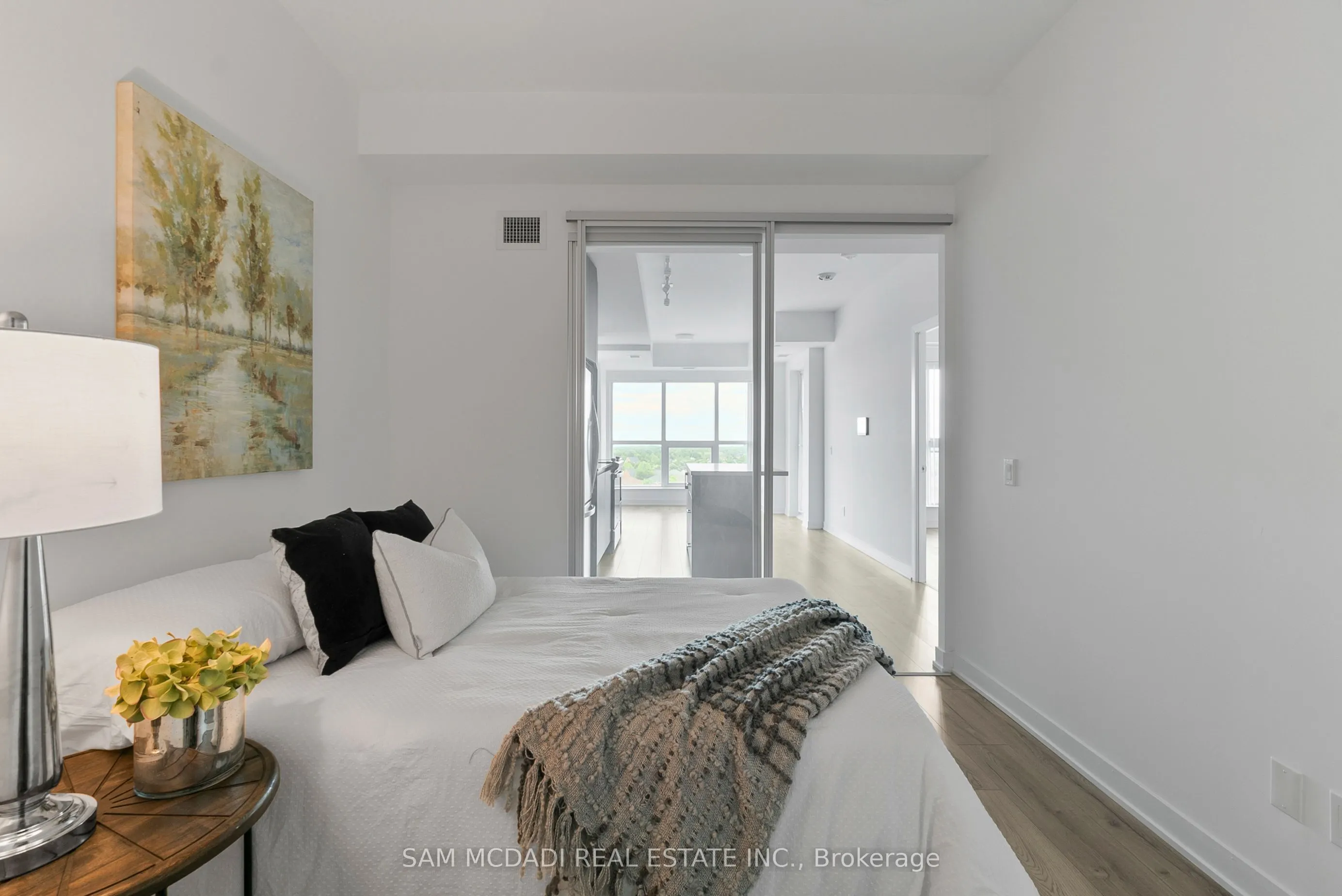 405 Dundas Street W, #722