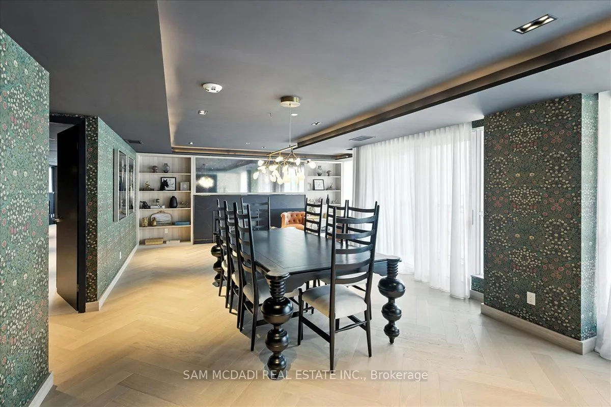 405 Dundas Street W, #722