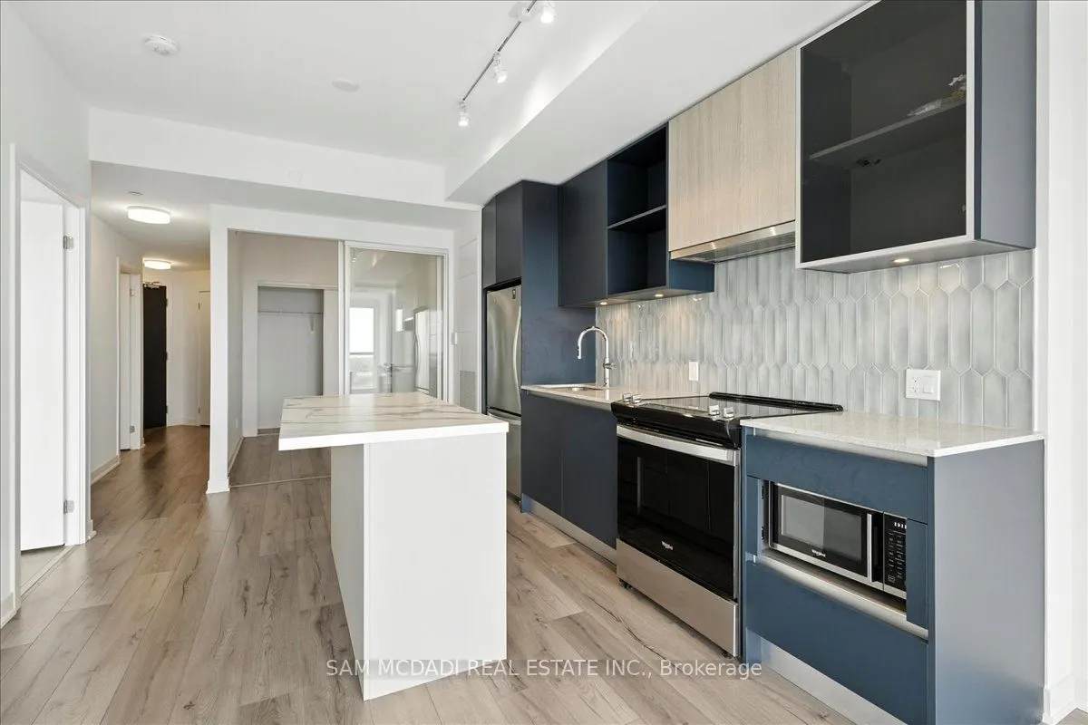 405 Dundas Street W, #722