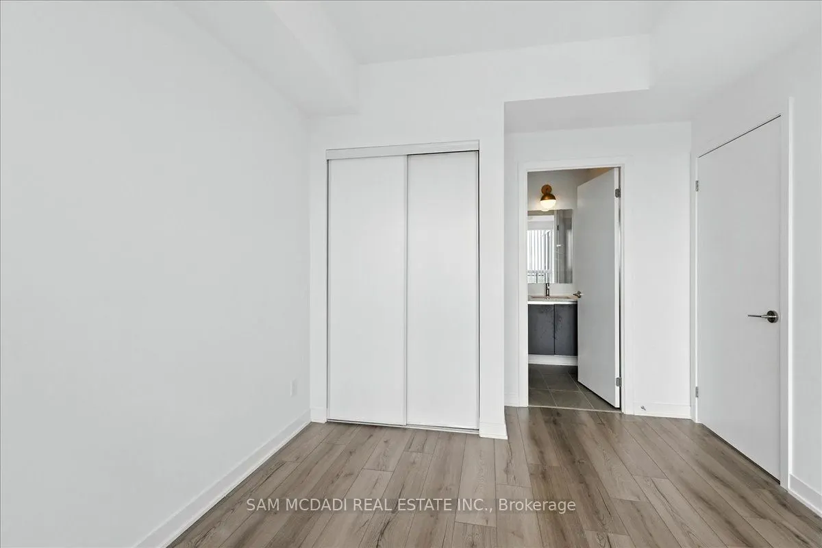 405 Dundas Street W, #722