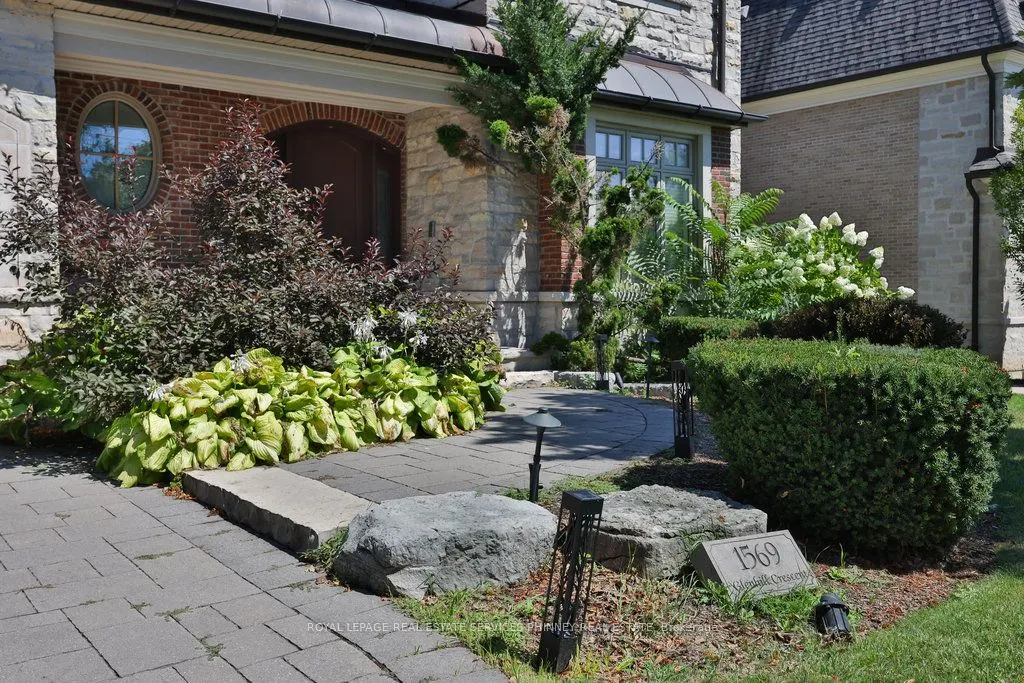 1569 Glenhill Crescent
