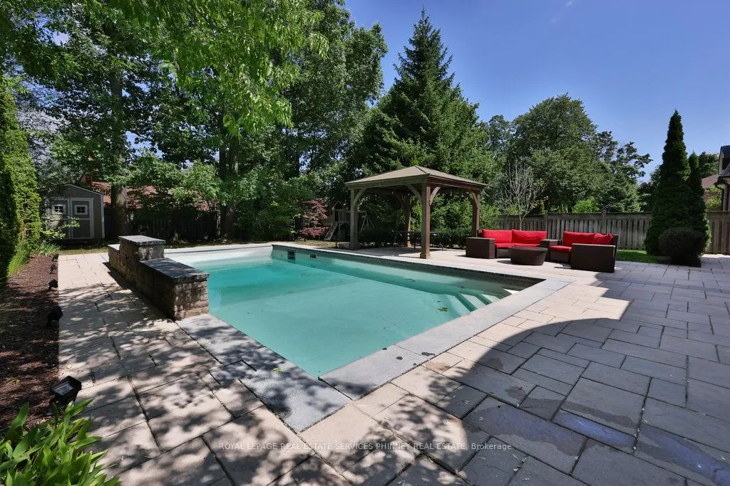 1569 Glenhill Crescent