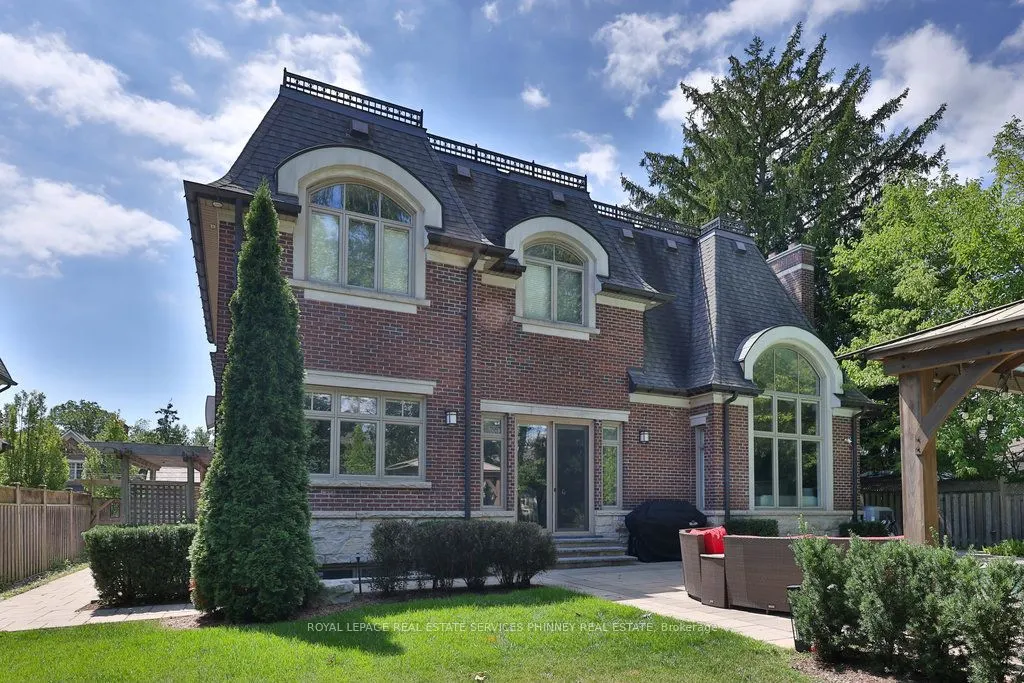 1569 Glenhill Crescent