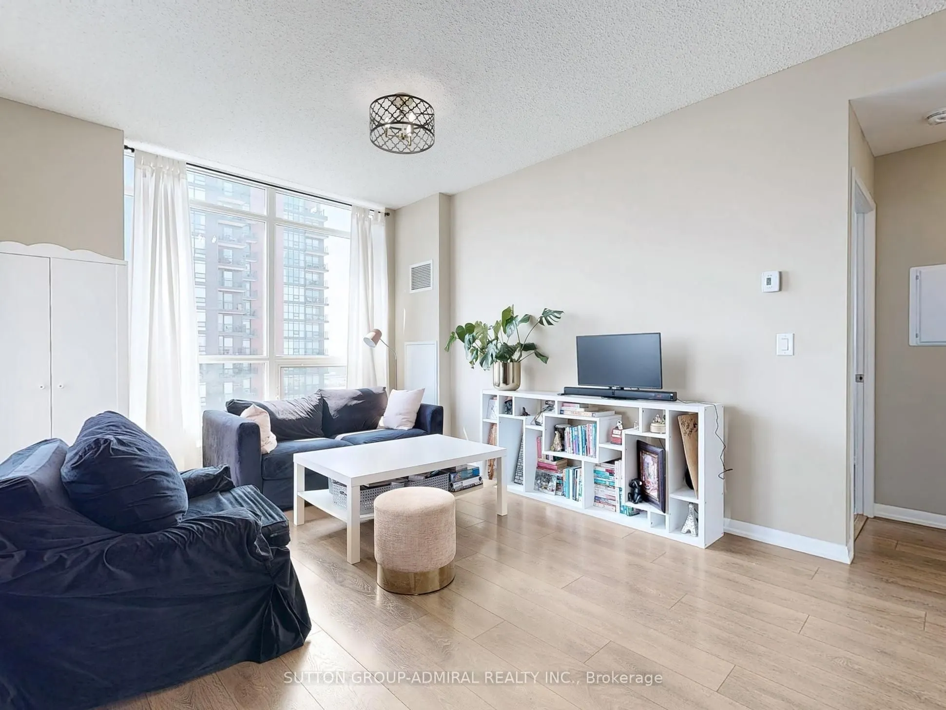 800 Lawrence Avenue W, #2017