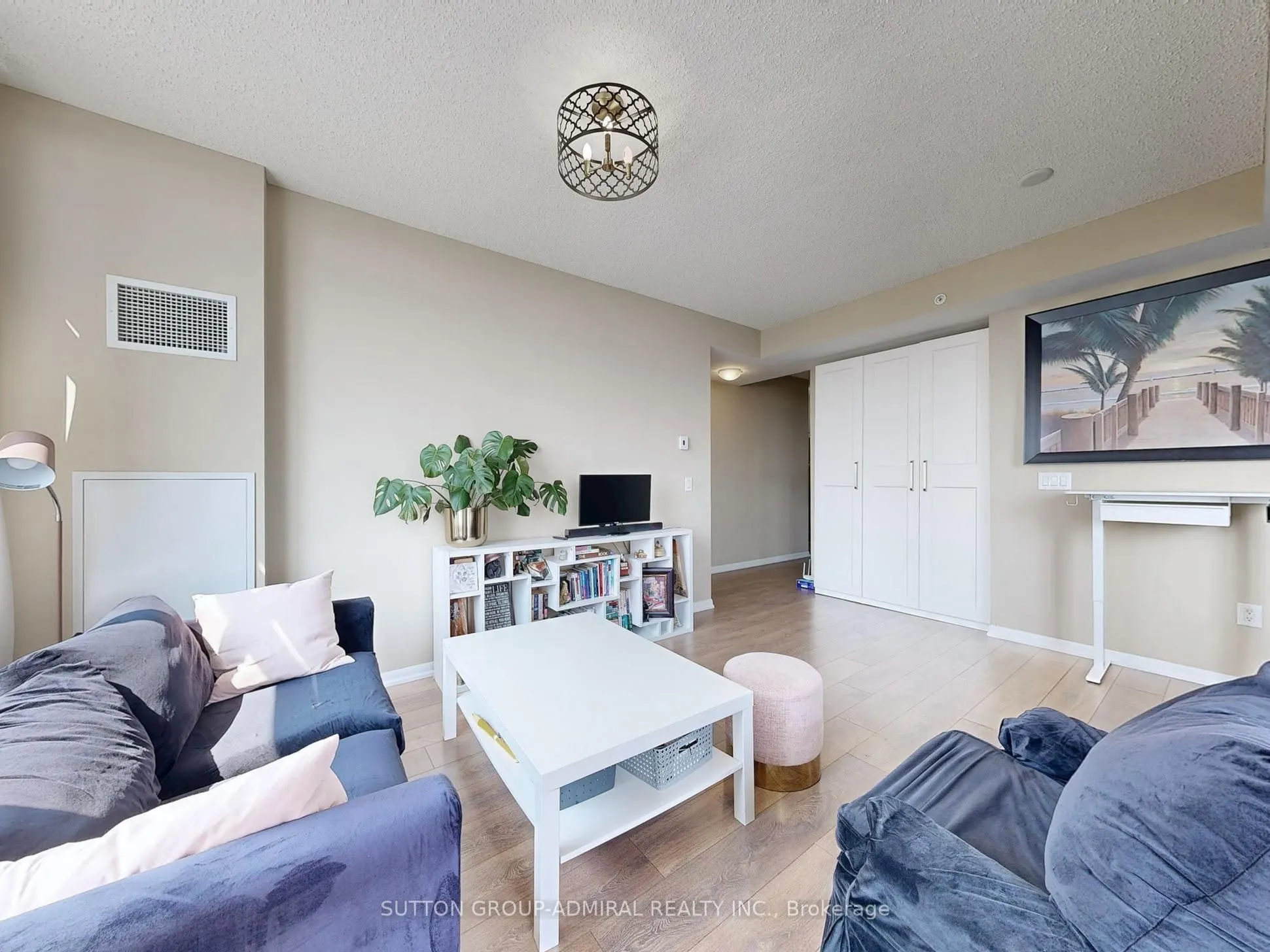 800 Lawrence Avenue W, #2017
