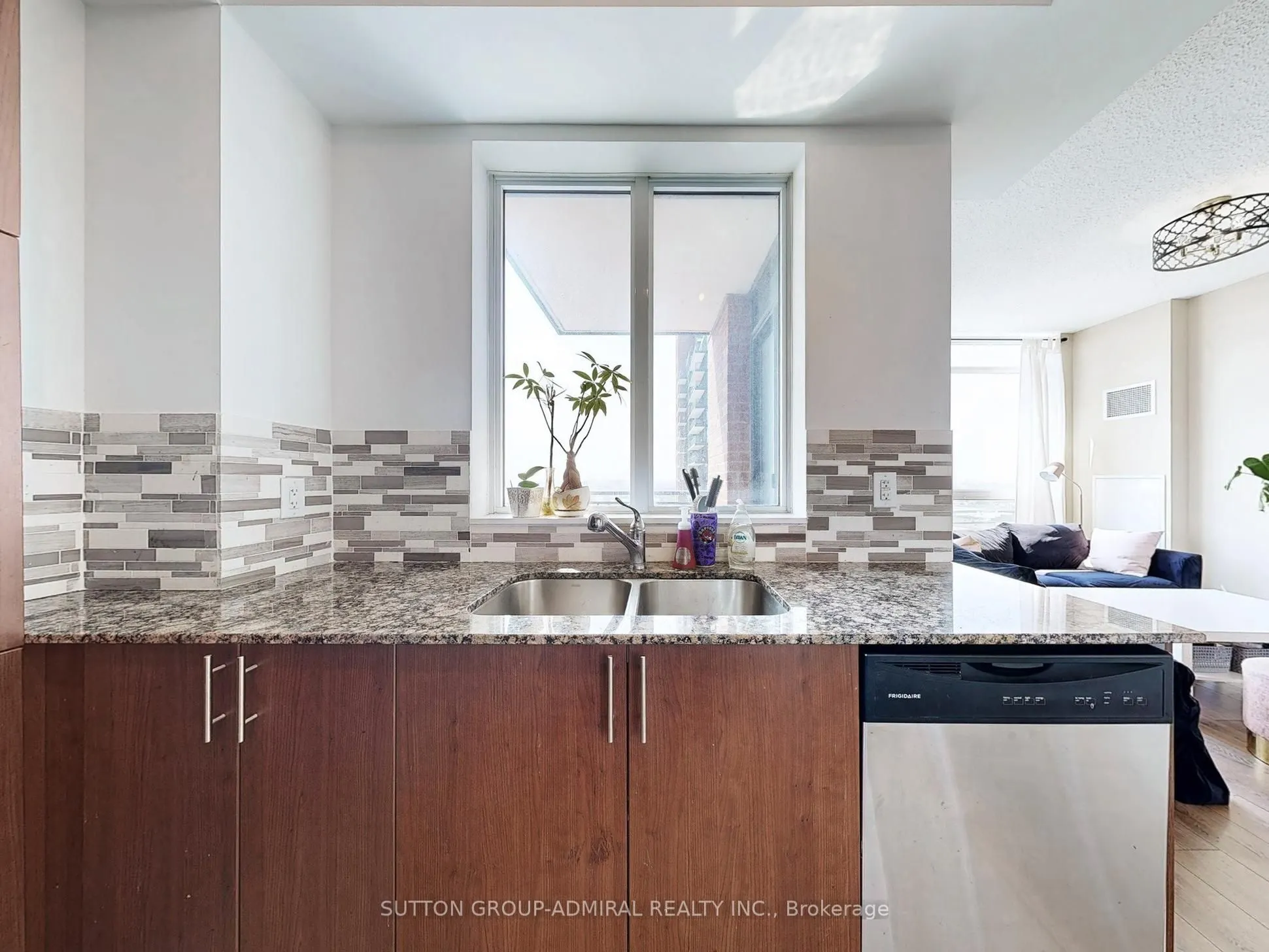800 Lawrence Avenue W, #2017