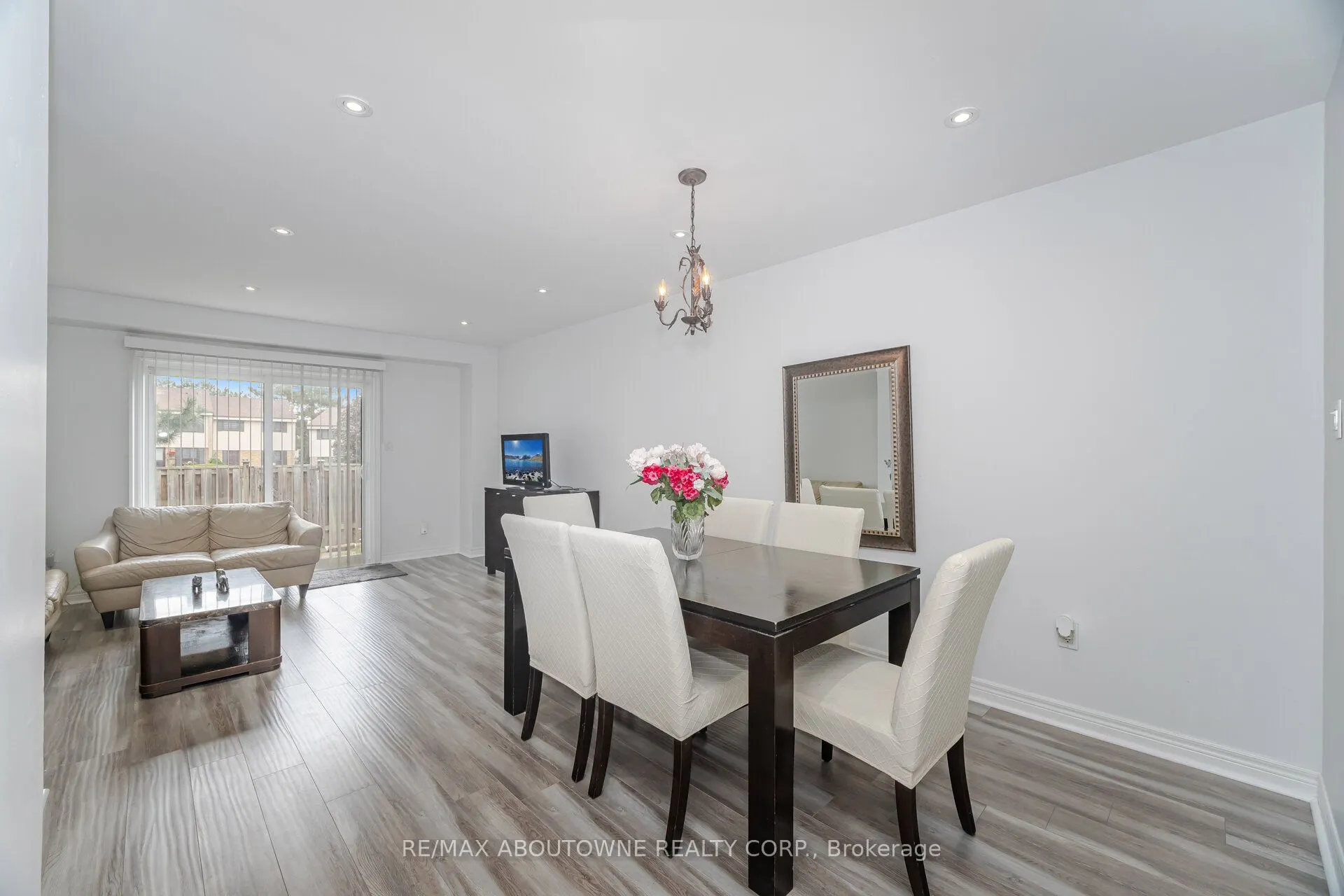 2779 Gananoque Drive, #27