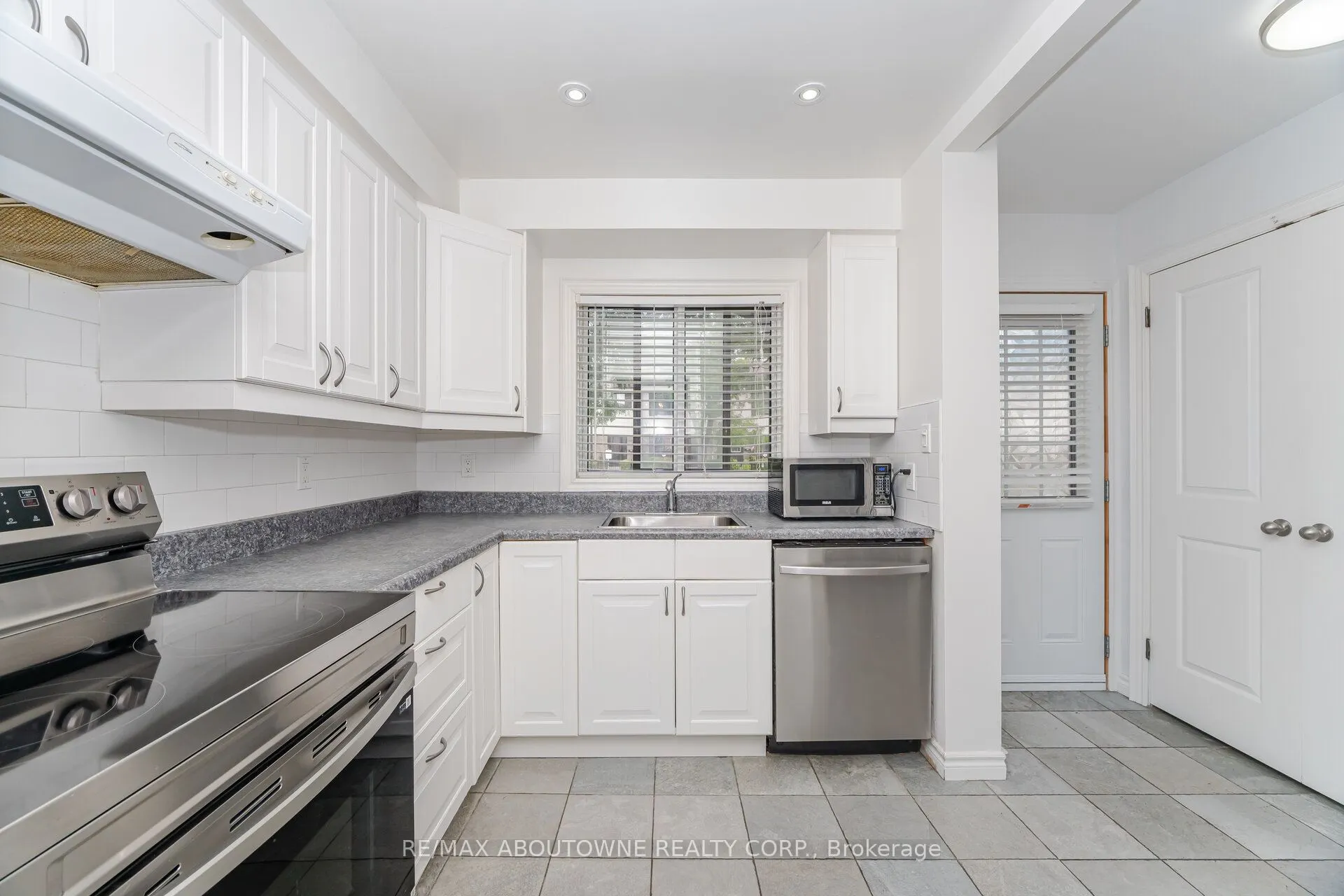 2779 Gananoque Drive, #27