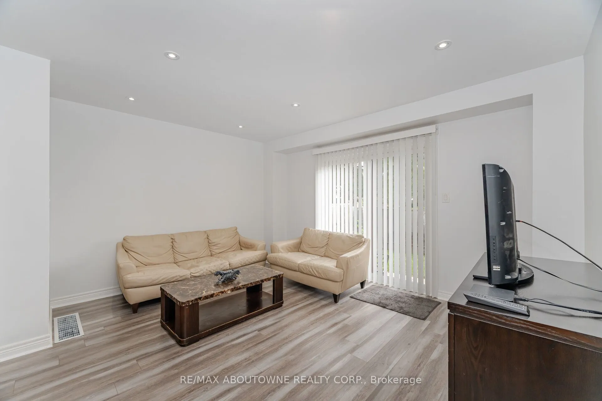 2779 Gananoque Drive, #27