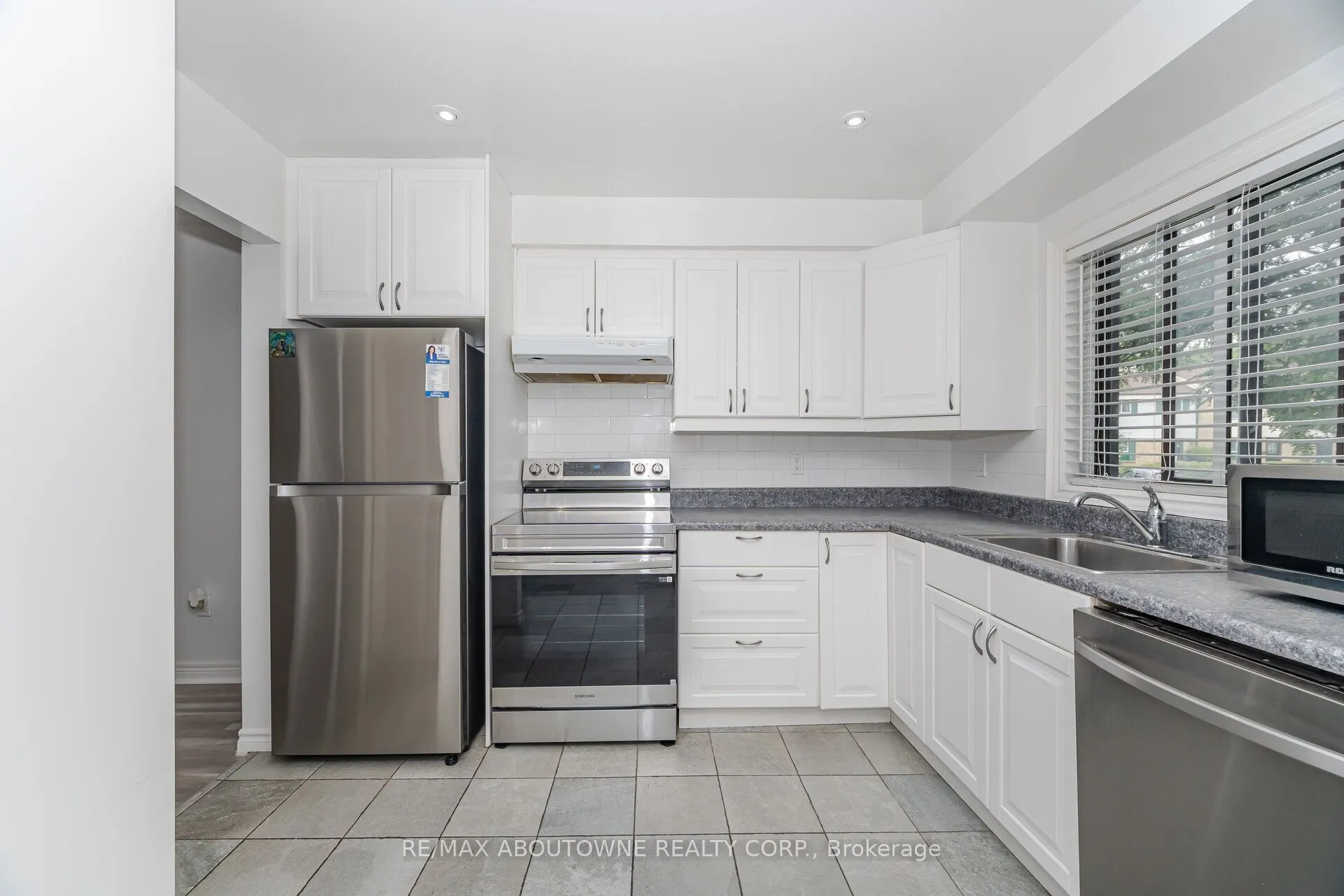2779 Gananoque Drive, #27