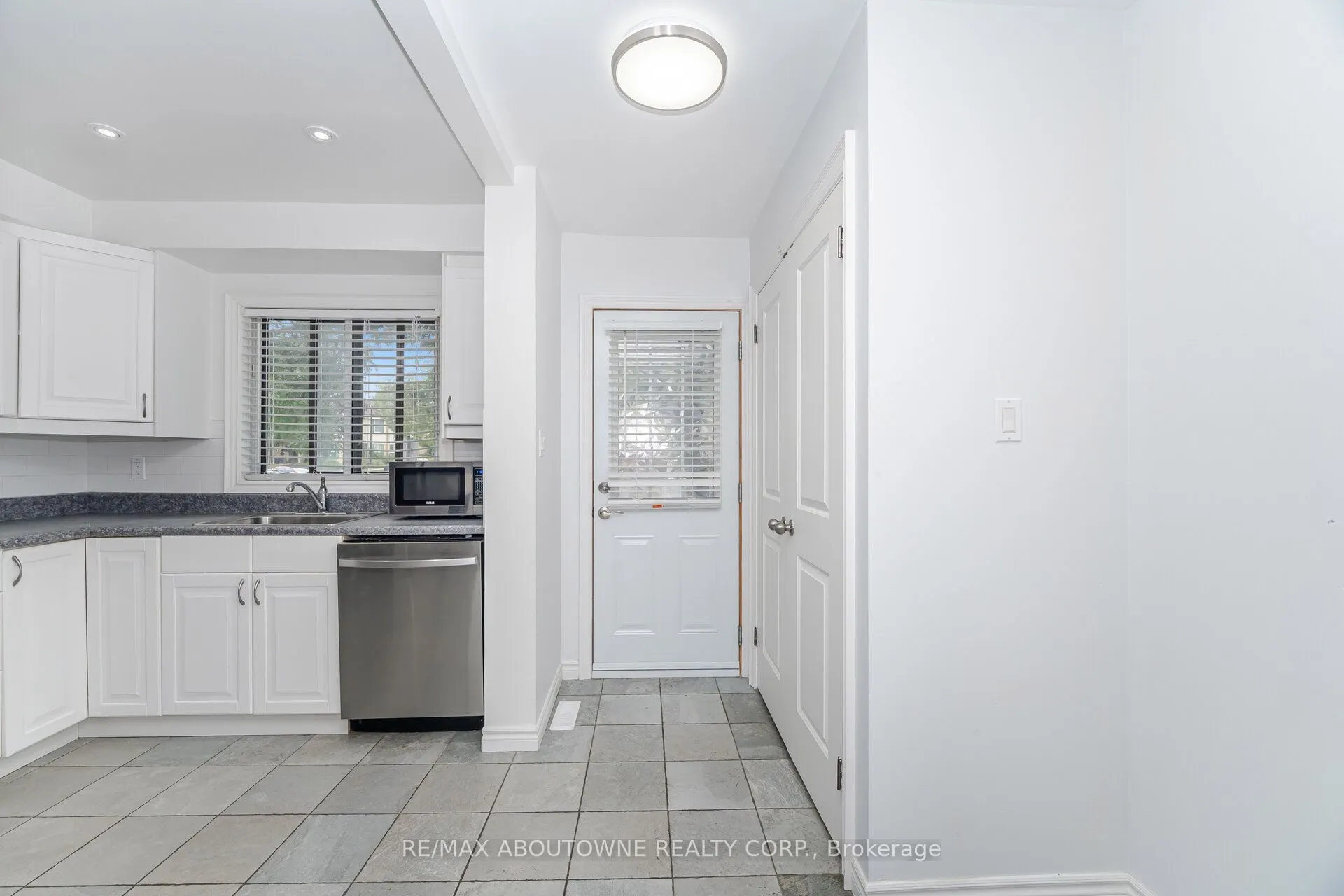 2779 Gananoque Drive, #27