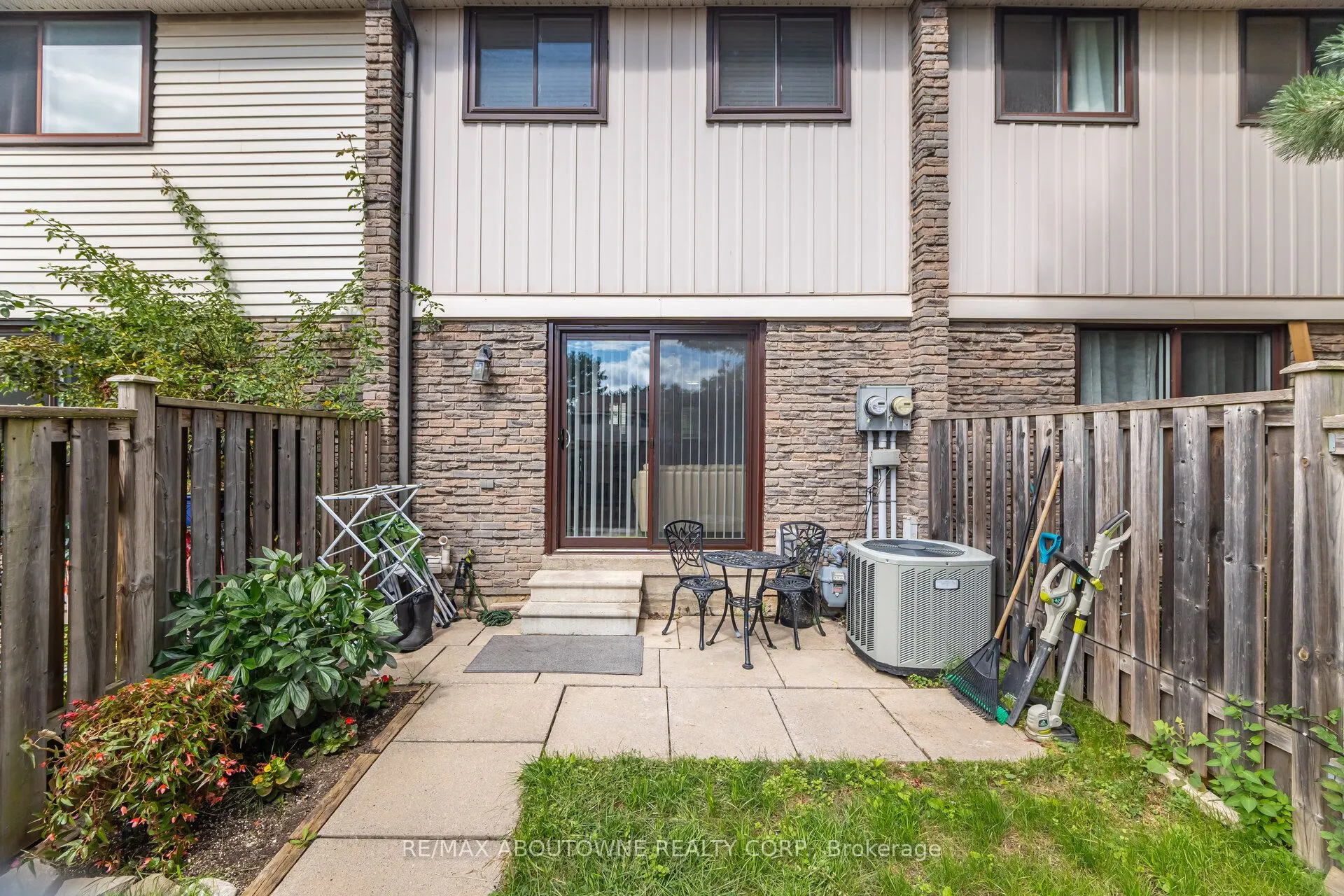 2779 Gananoque Drive, #27