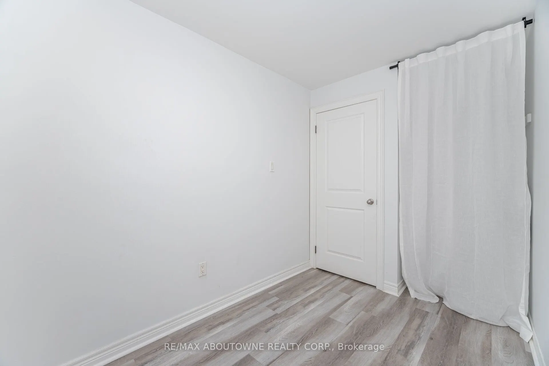 2779 Gananoque Drive, #27