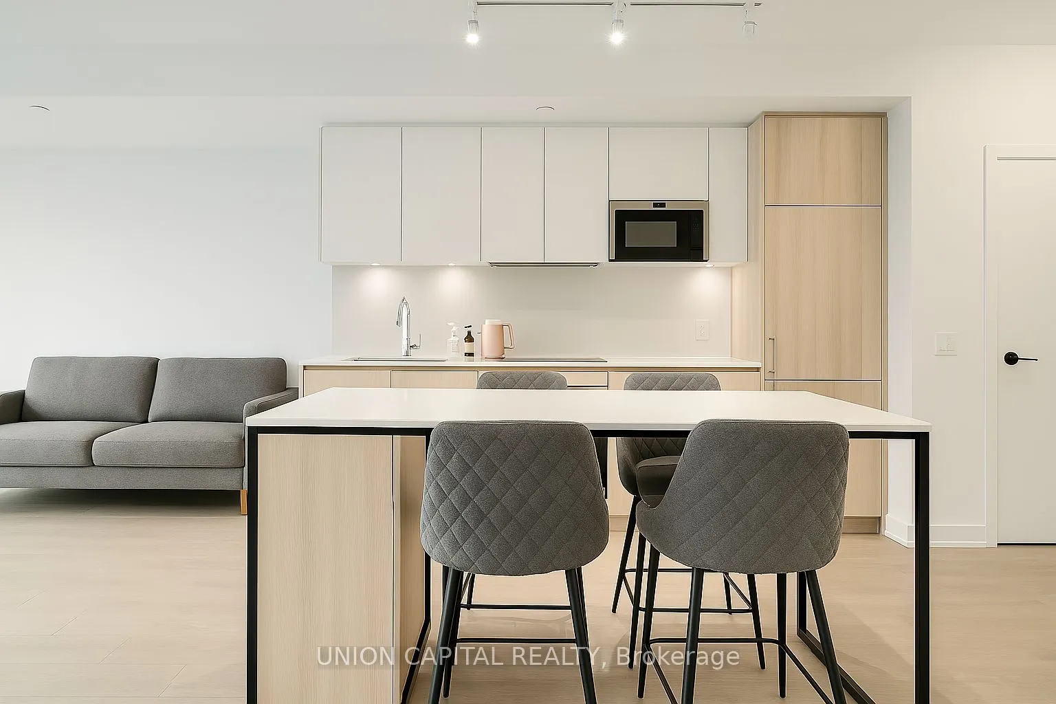 215 Lakeshore Road W, #530