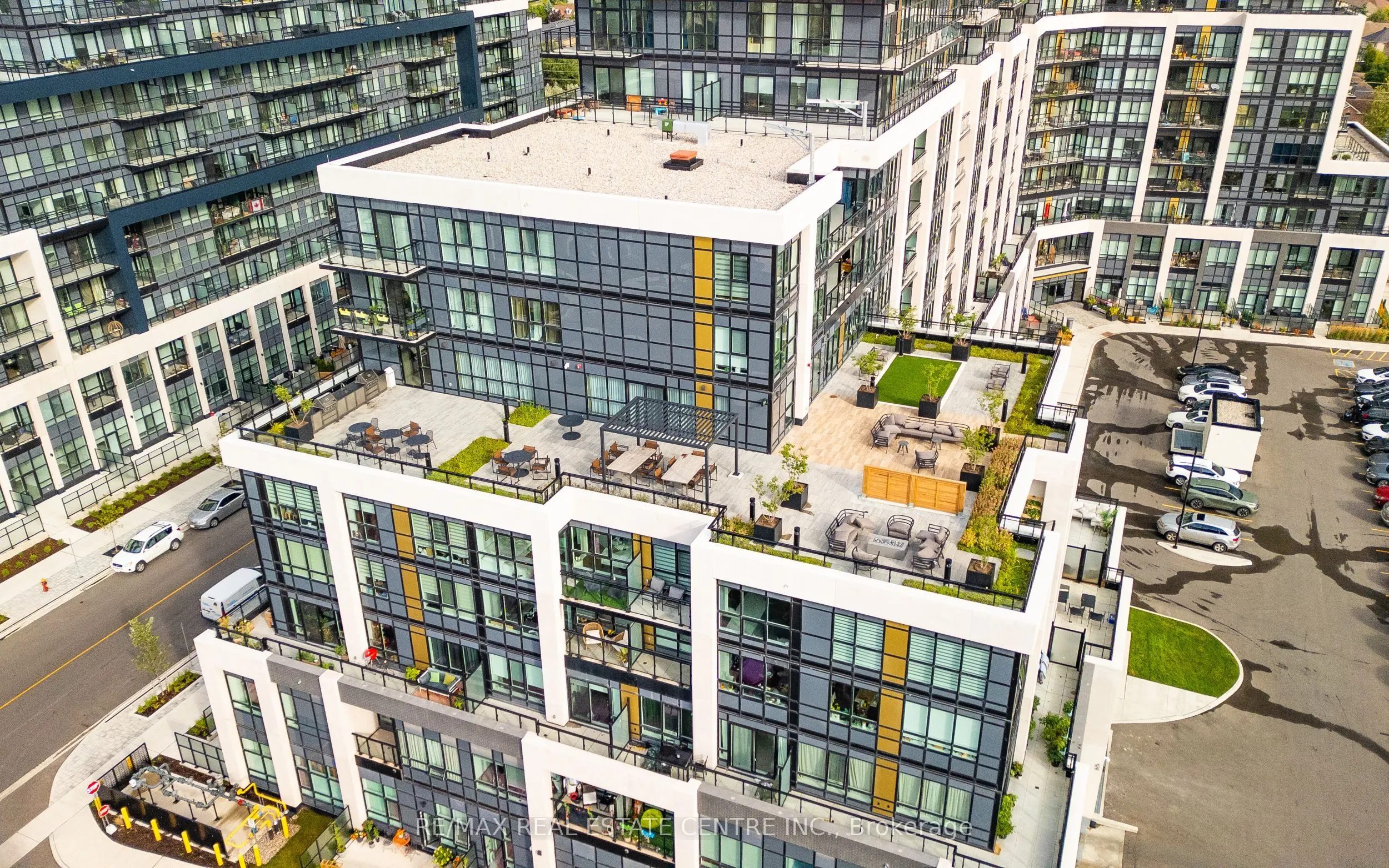 405 Dundas Street W, #813