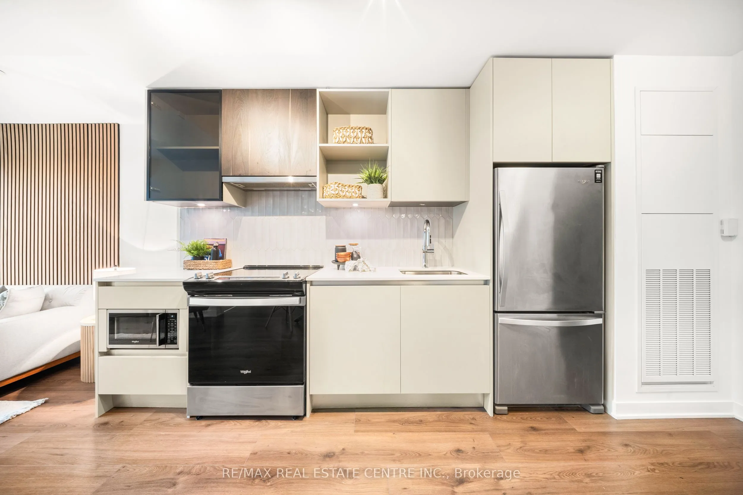 405 Dundas Street W, #813
