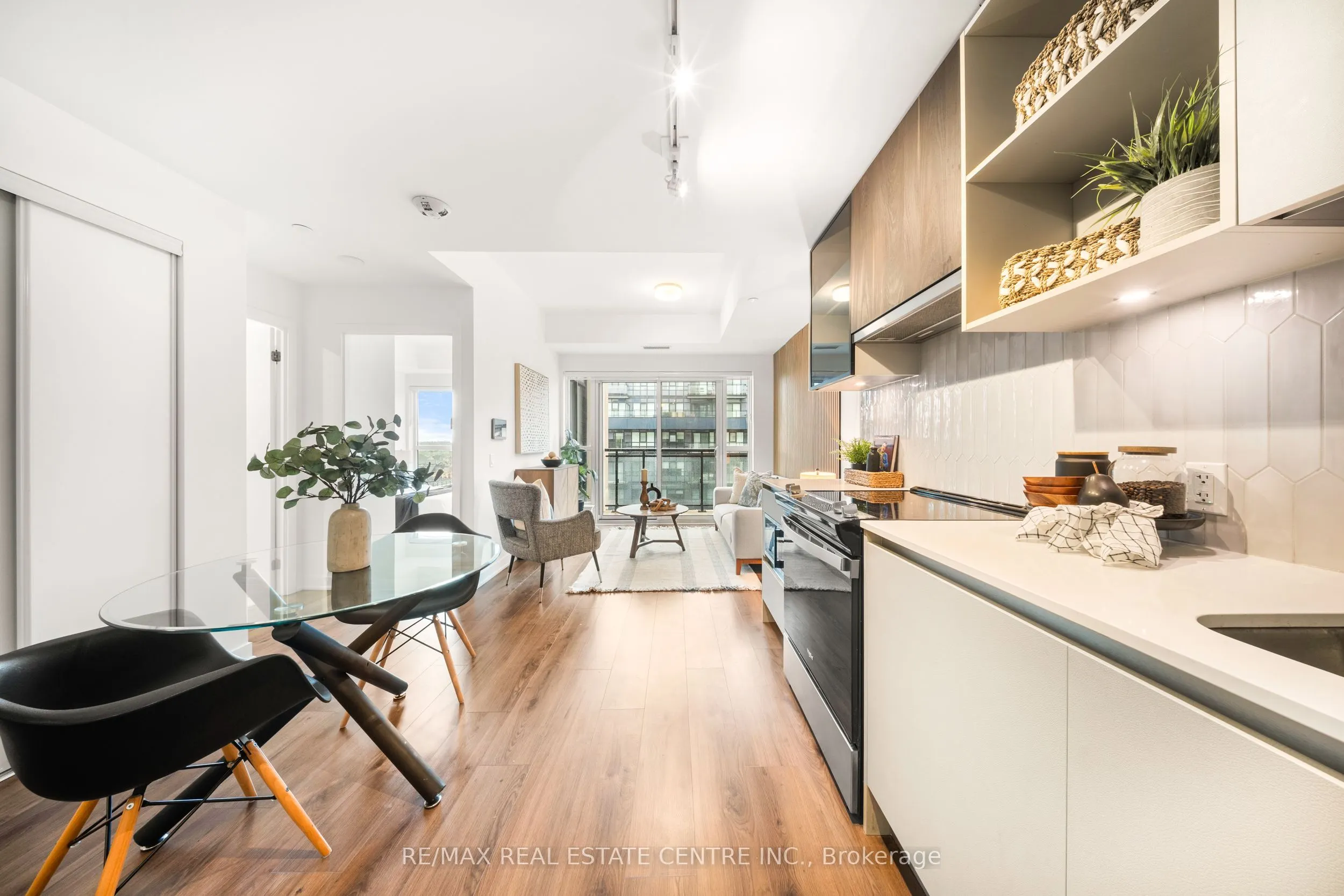 405 Dundas Street W, #813