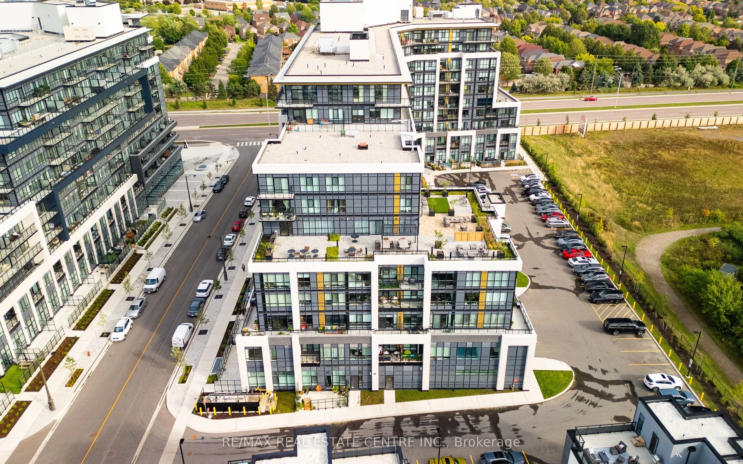 405 Dundas Street W, #813