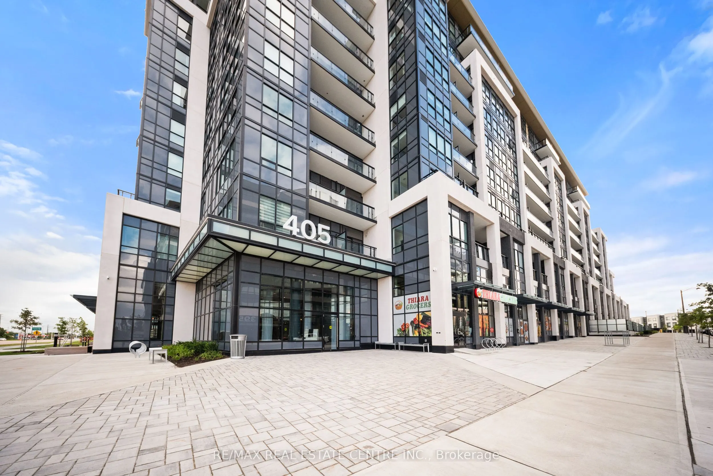 405 Dundas Street W, #813
