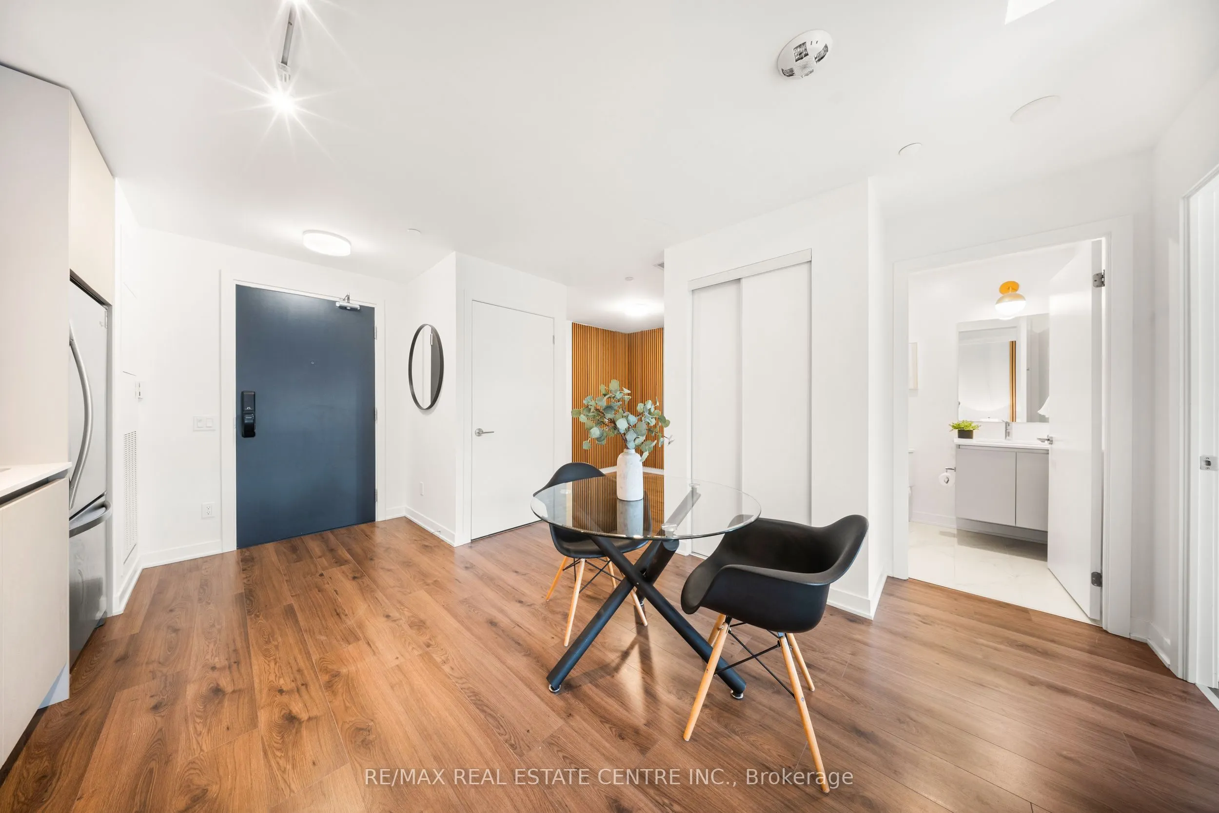 405 Dundas Street W, #813
