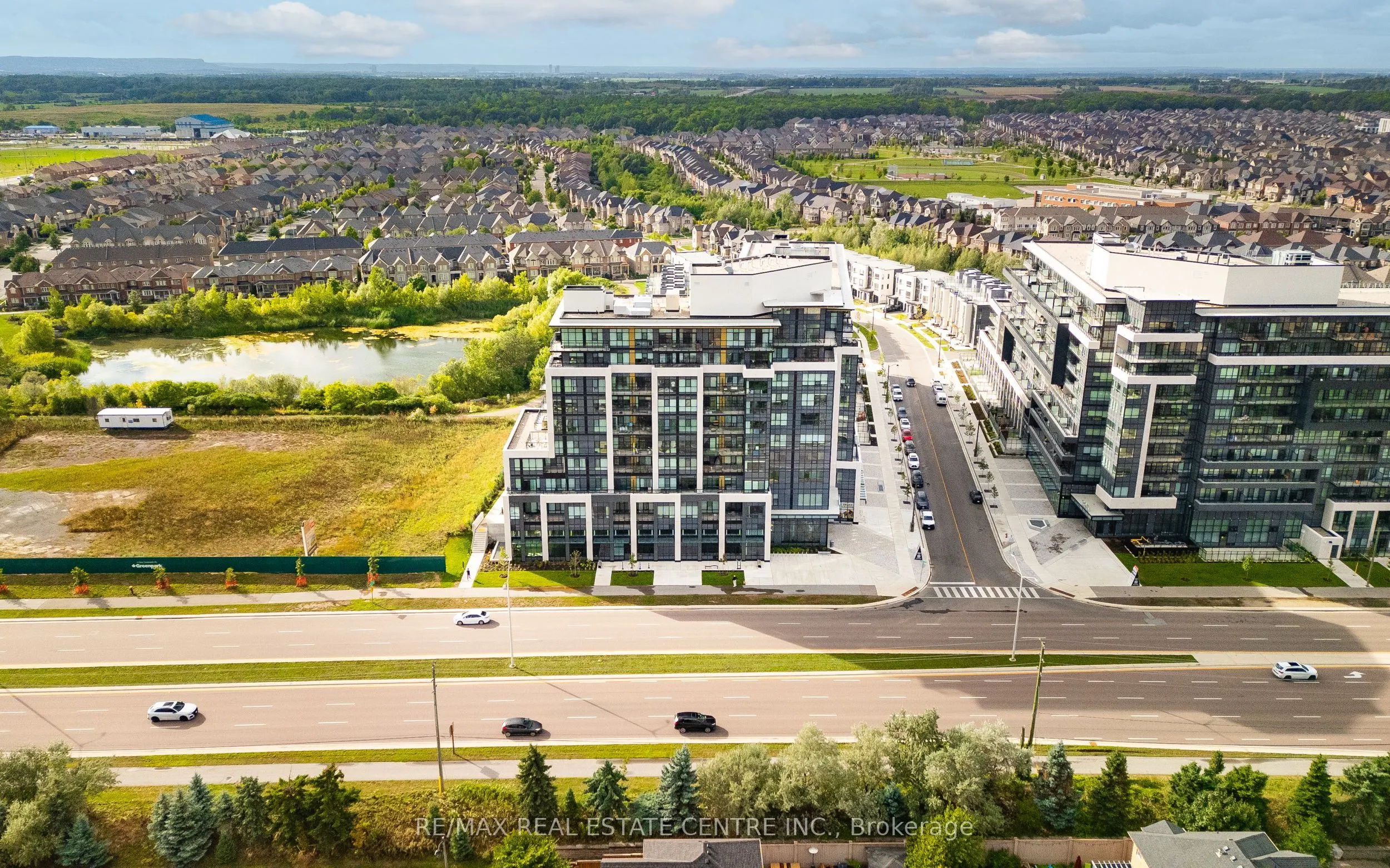 405 Dundas Street W, #813