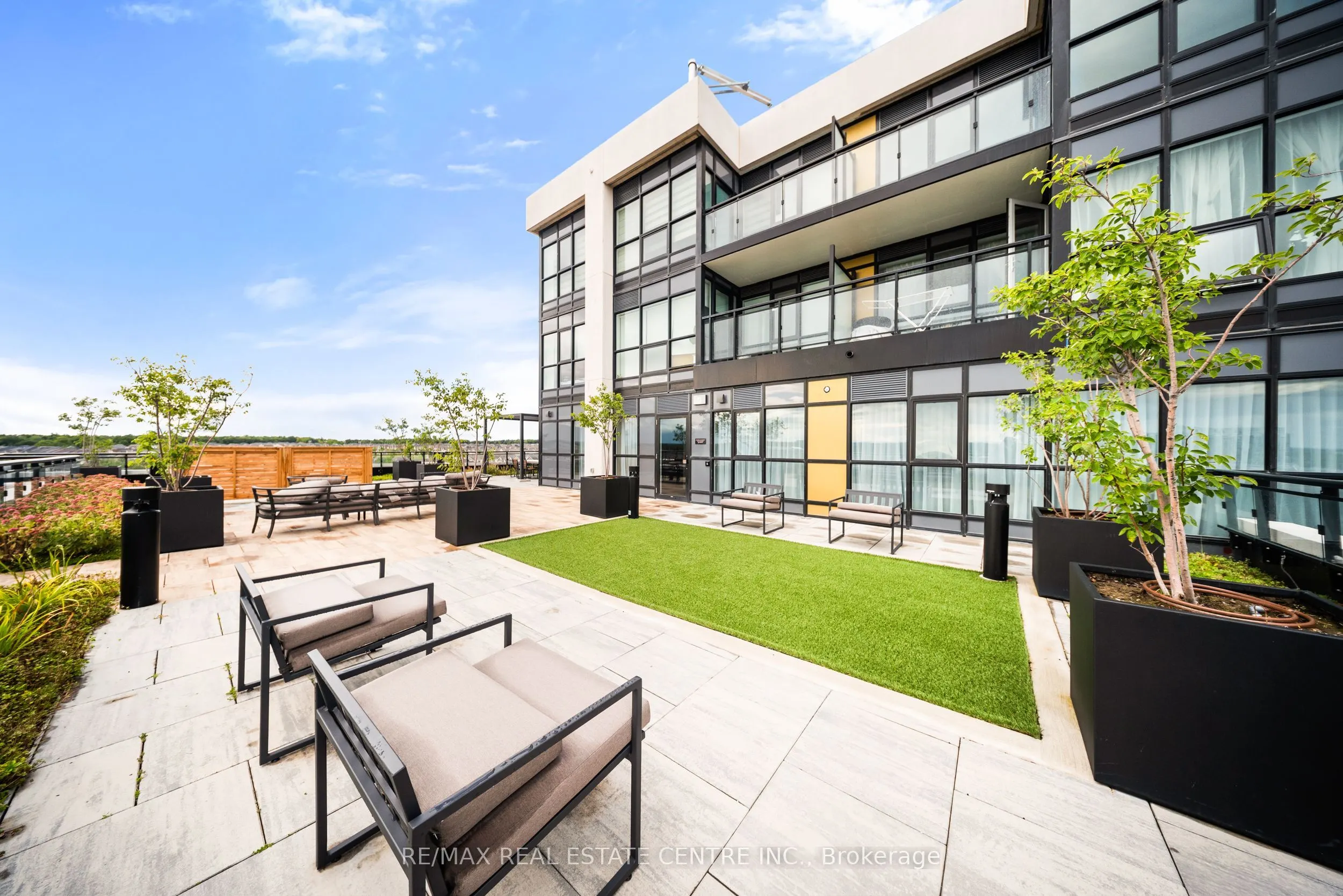 405 Dundas Street W, #813