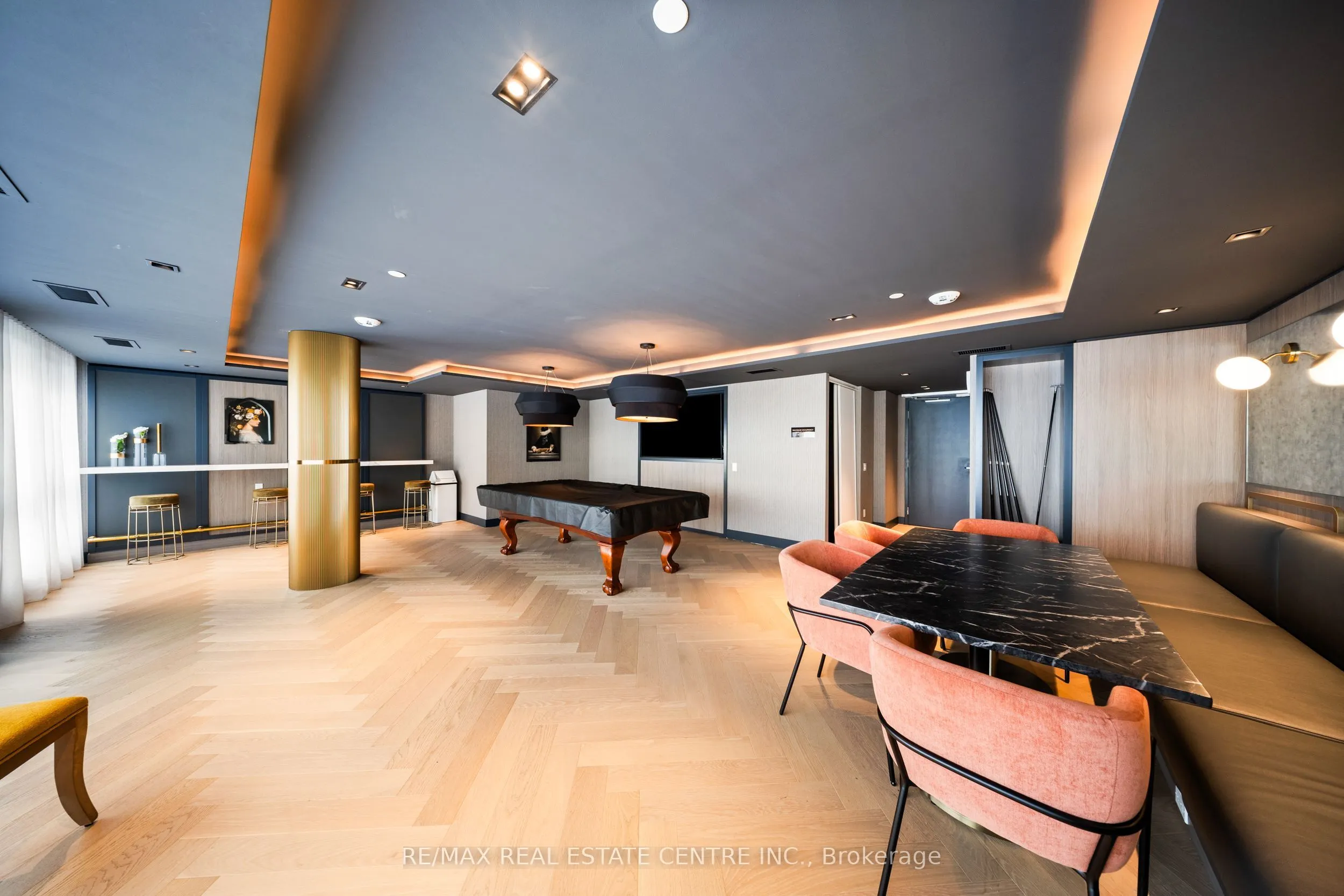 405 Dundas Street W, #813
