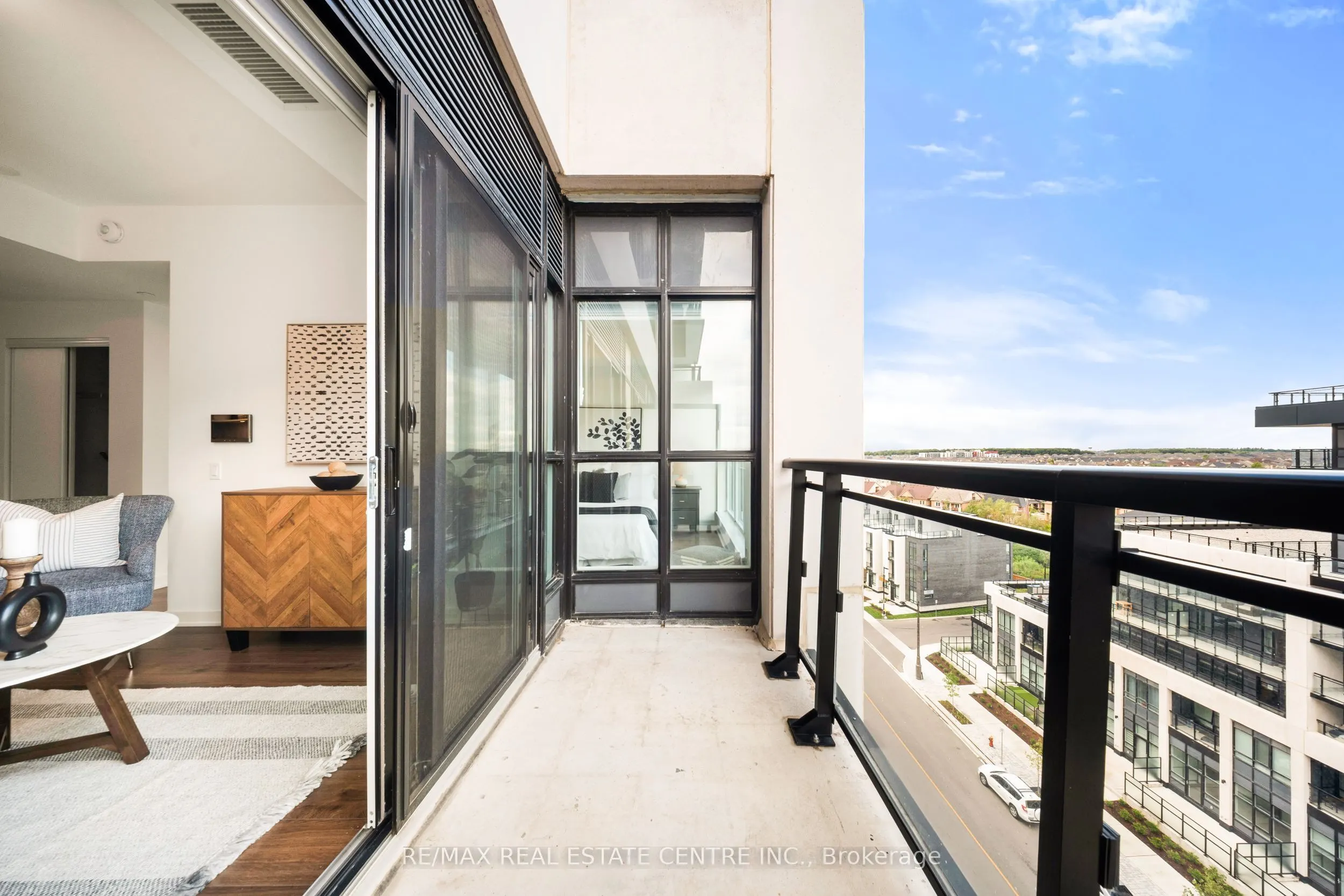 405 Dundas Street W, #813