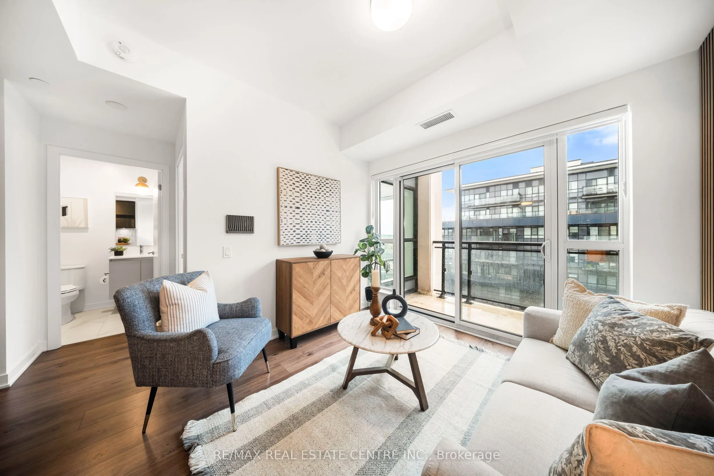 405 Dundas Street W, #813