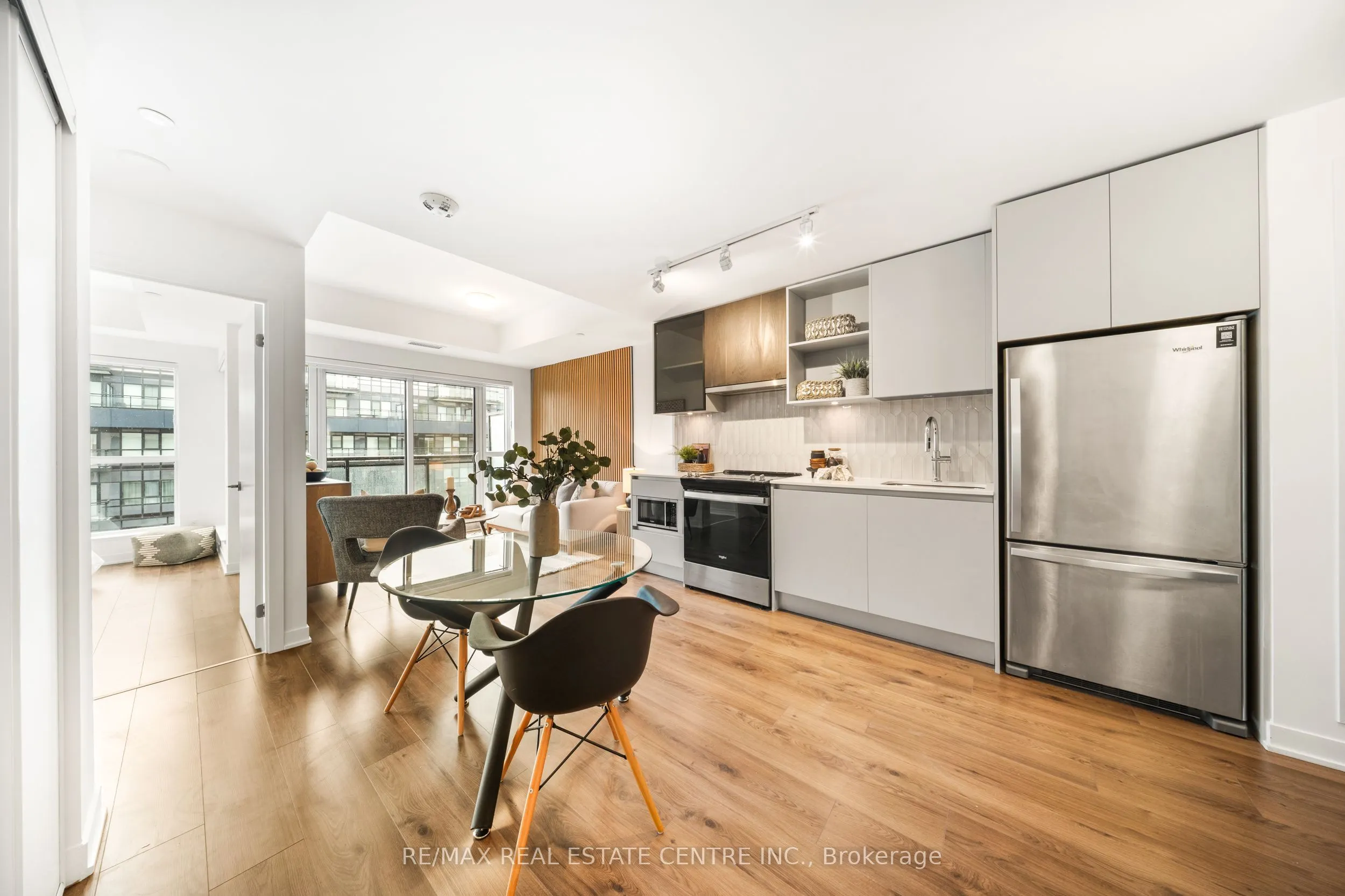 405 Dundas Street W, #813