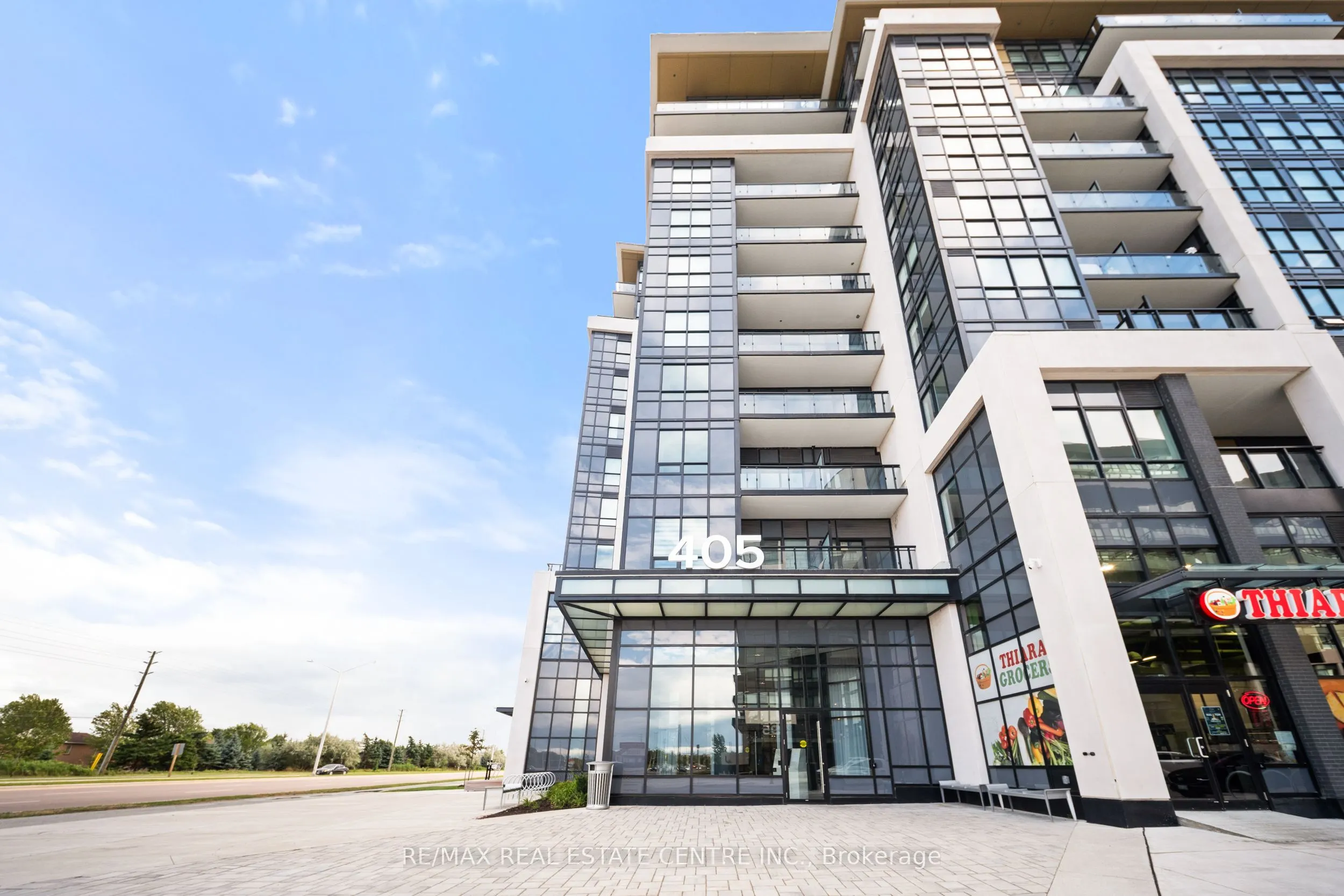 405 Dundas Street W, #813