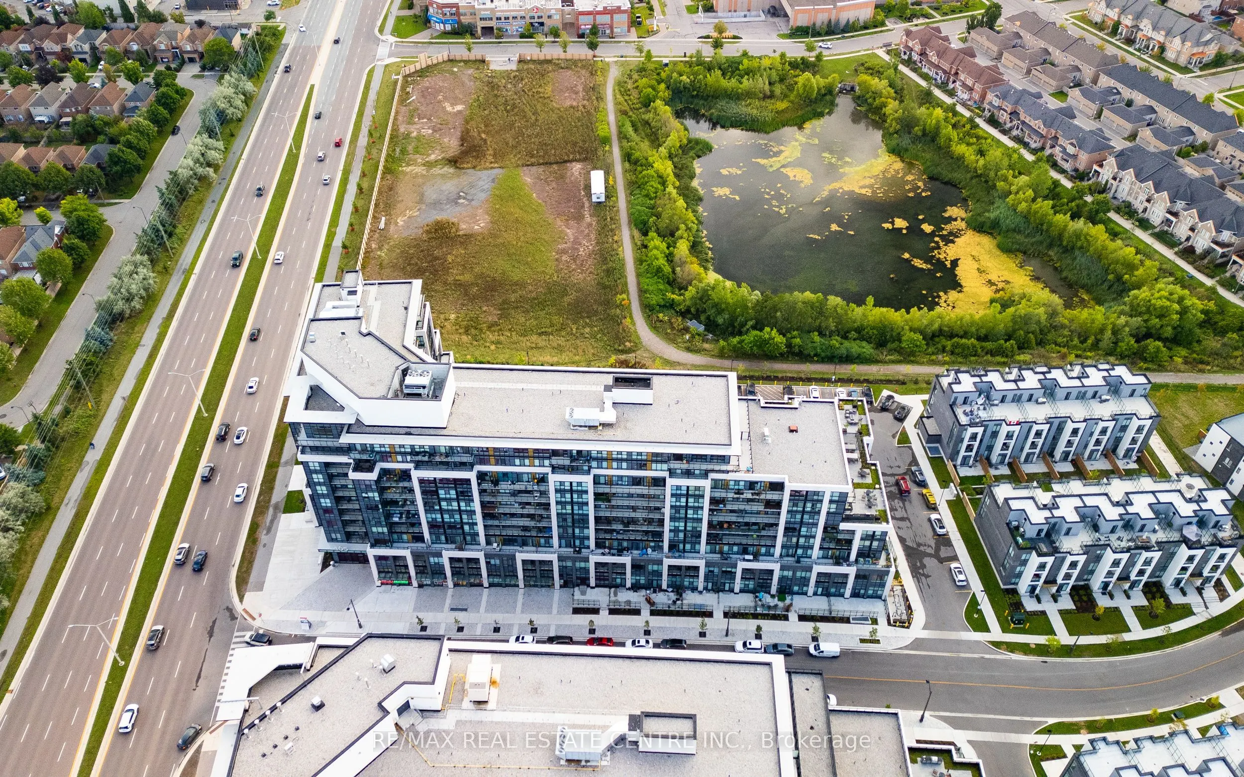 405 Dundas Street W, #813