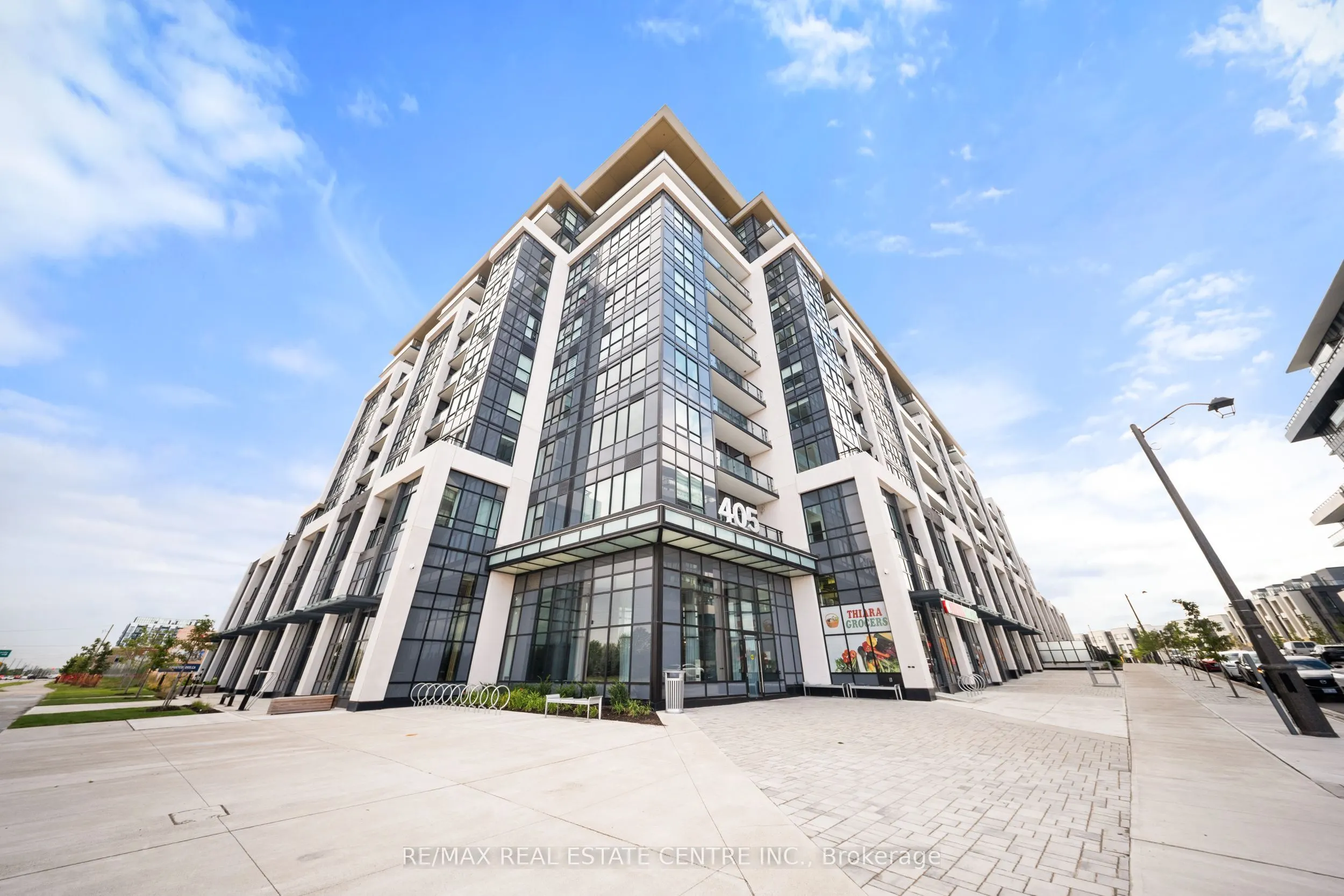 405 Dundas Street W, #813