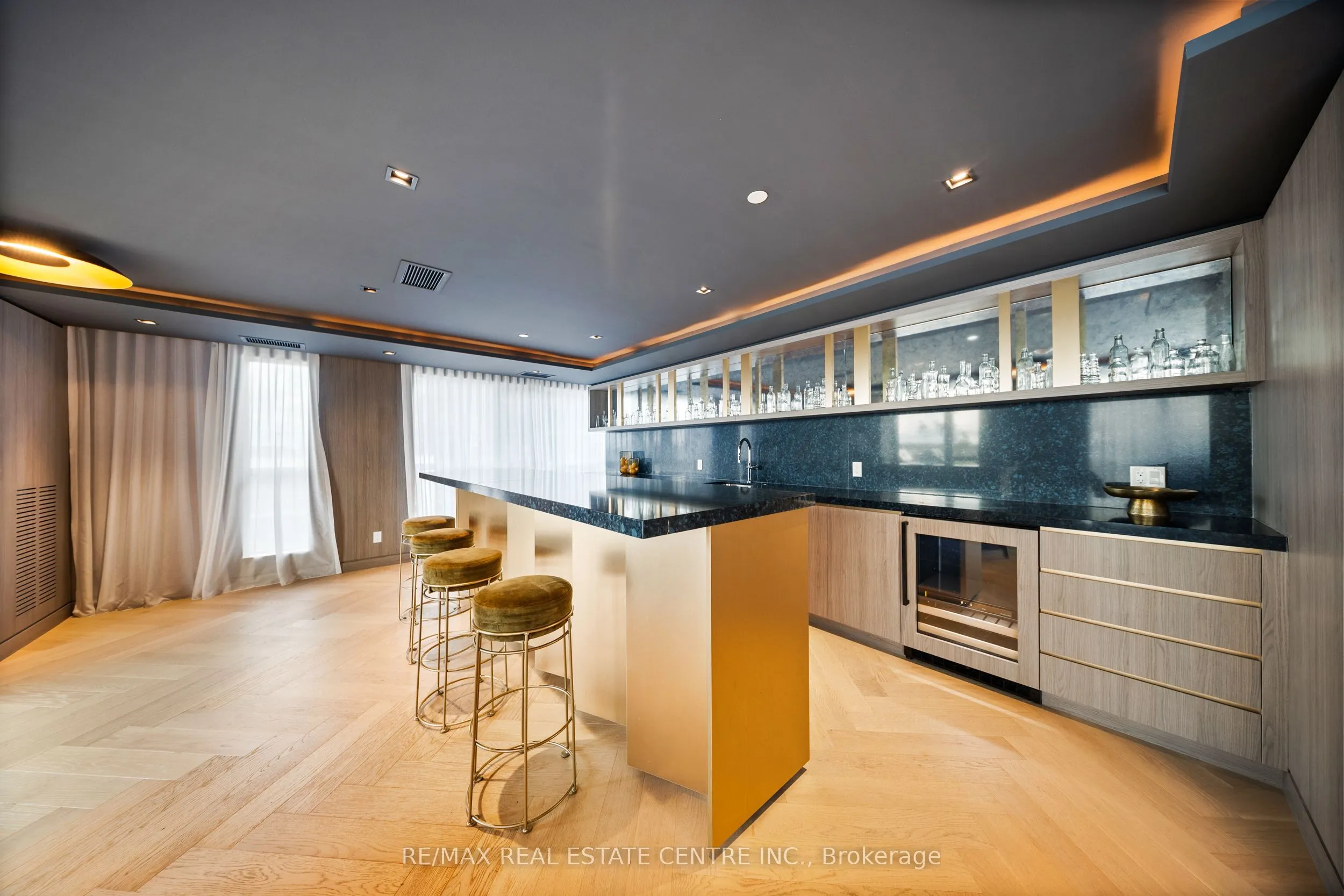 405 Dundas Street W, #813