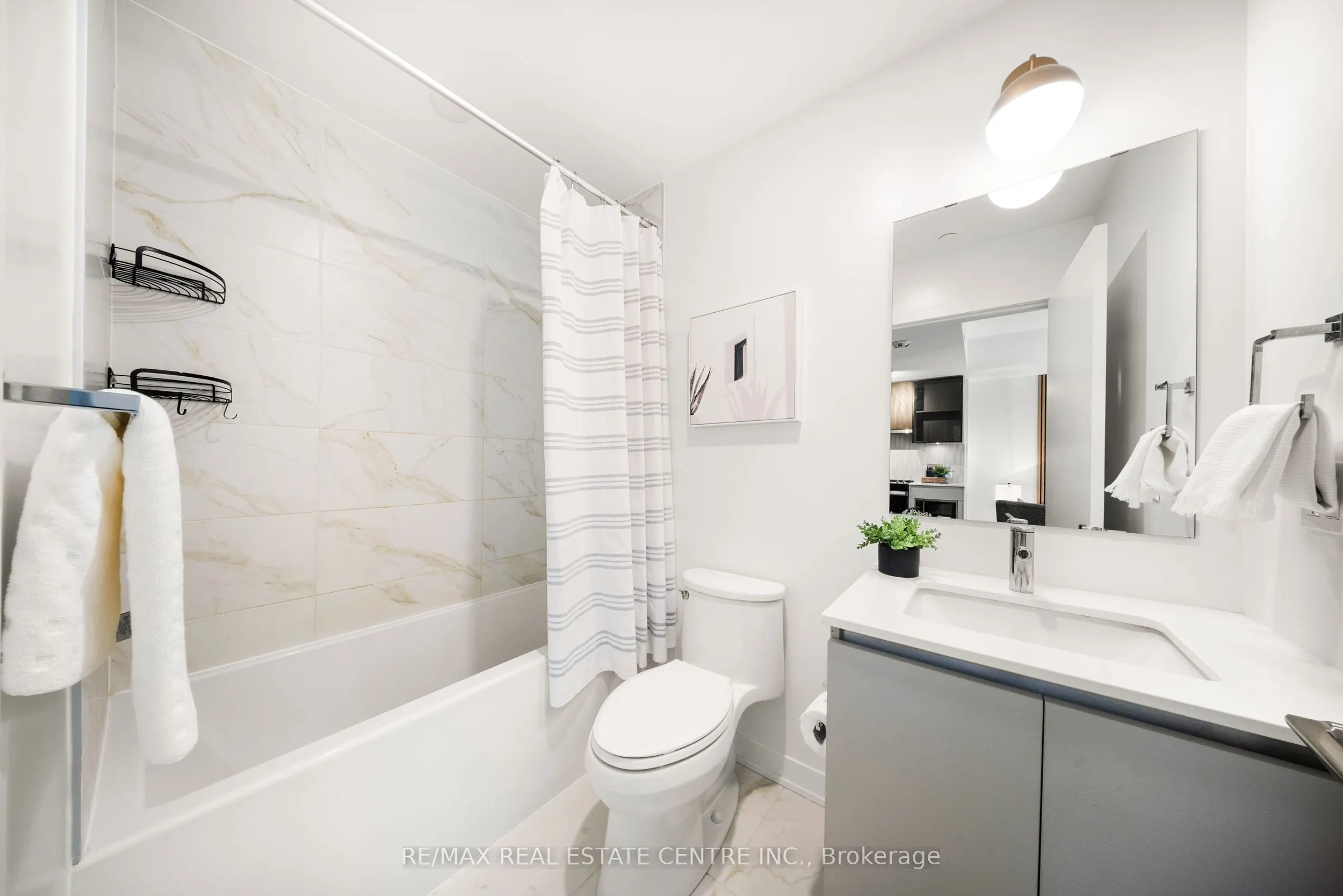 405 Dundas Street W, #813