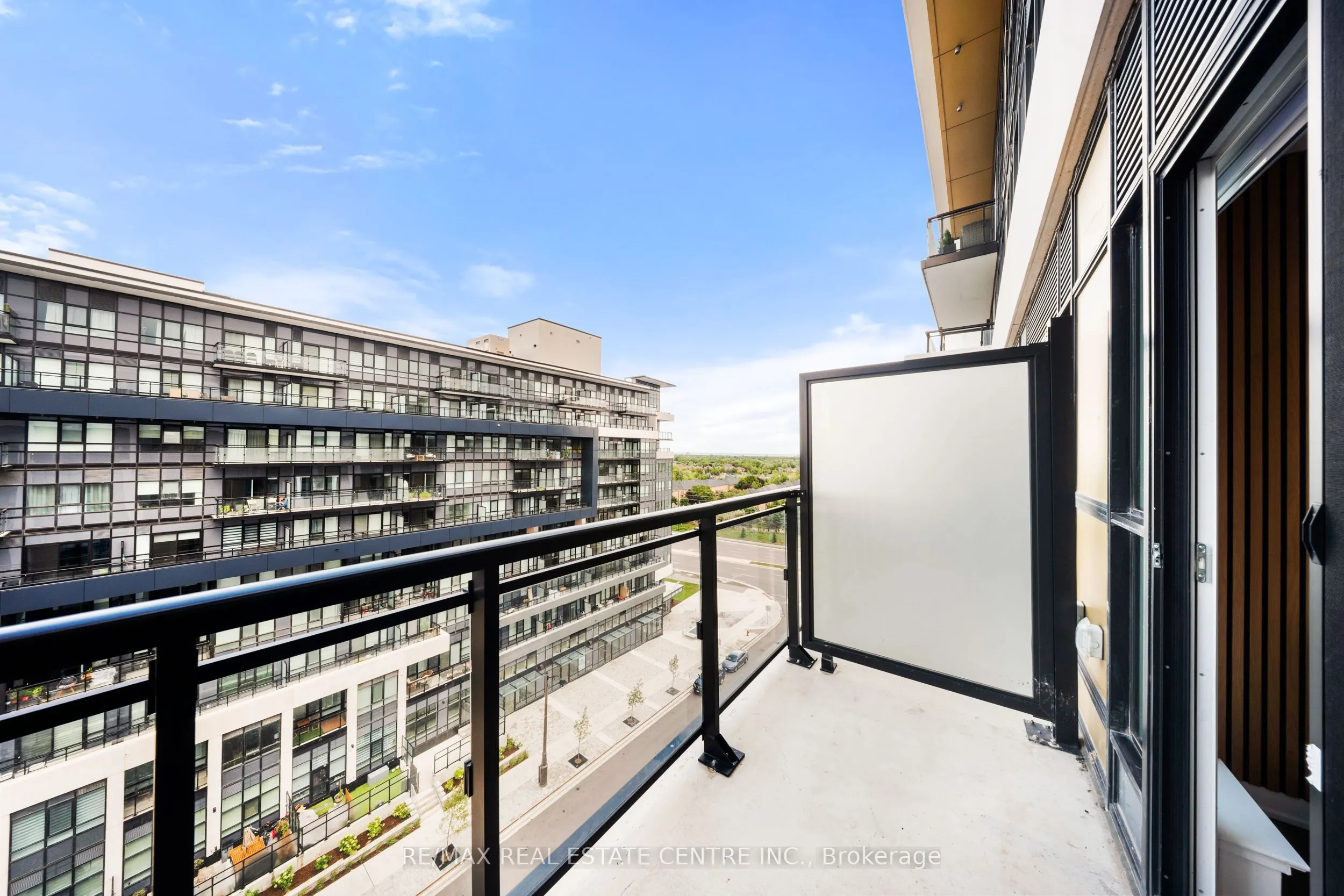 405 Dundas Street W, #813