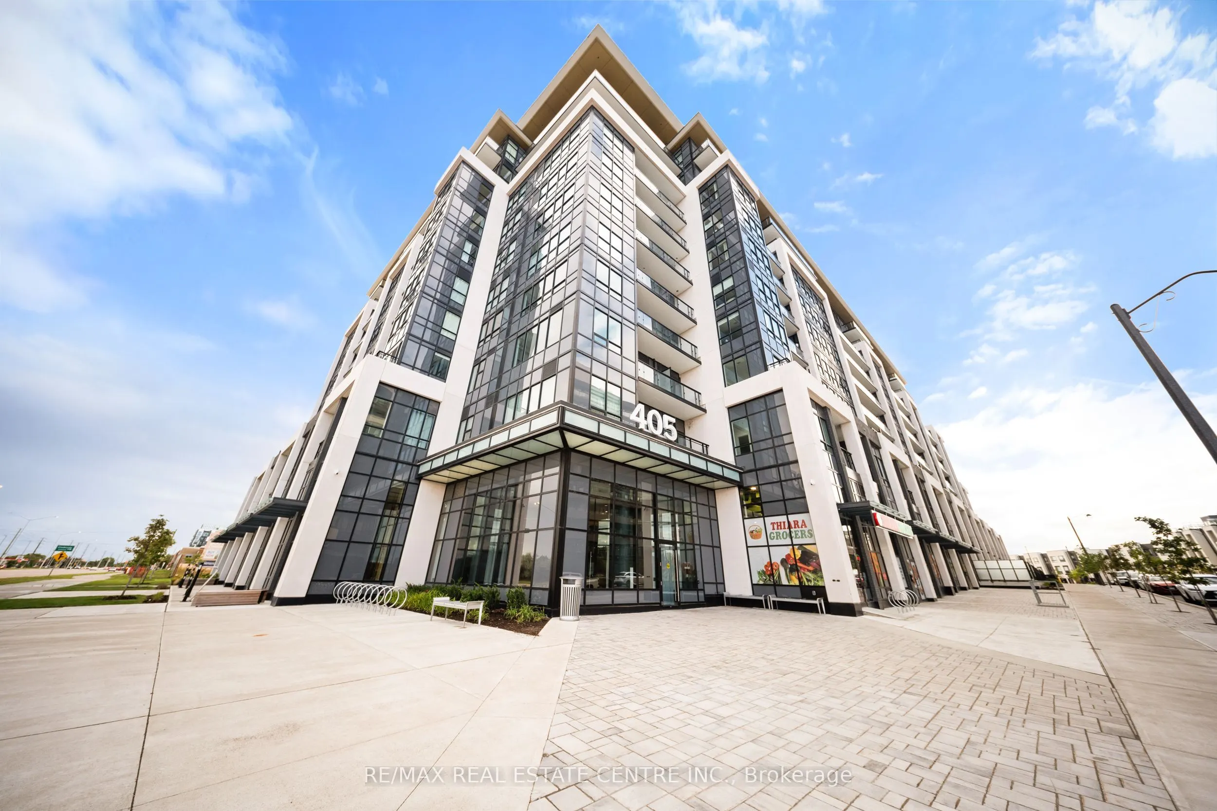 405 Dundas Street W, #813