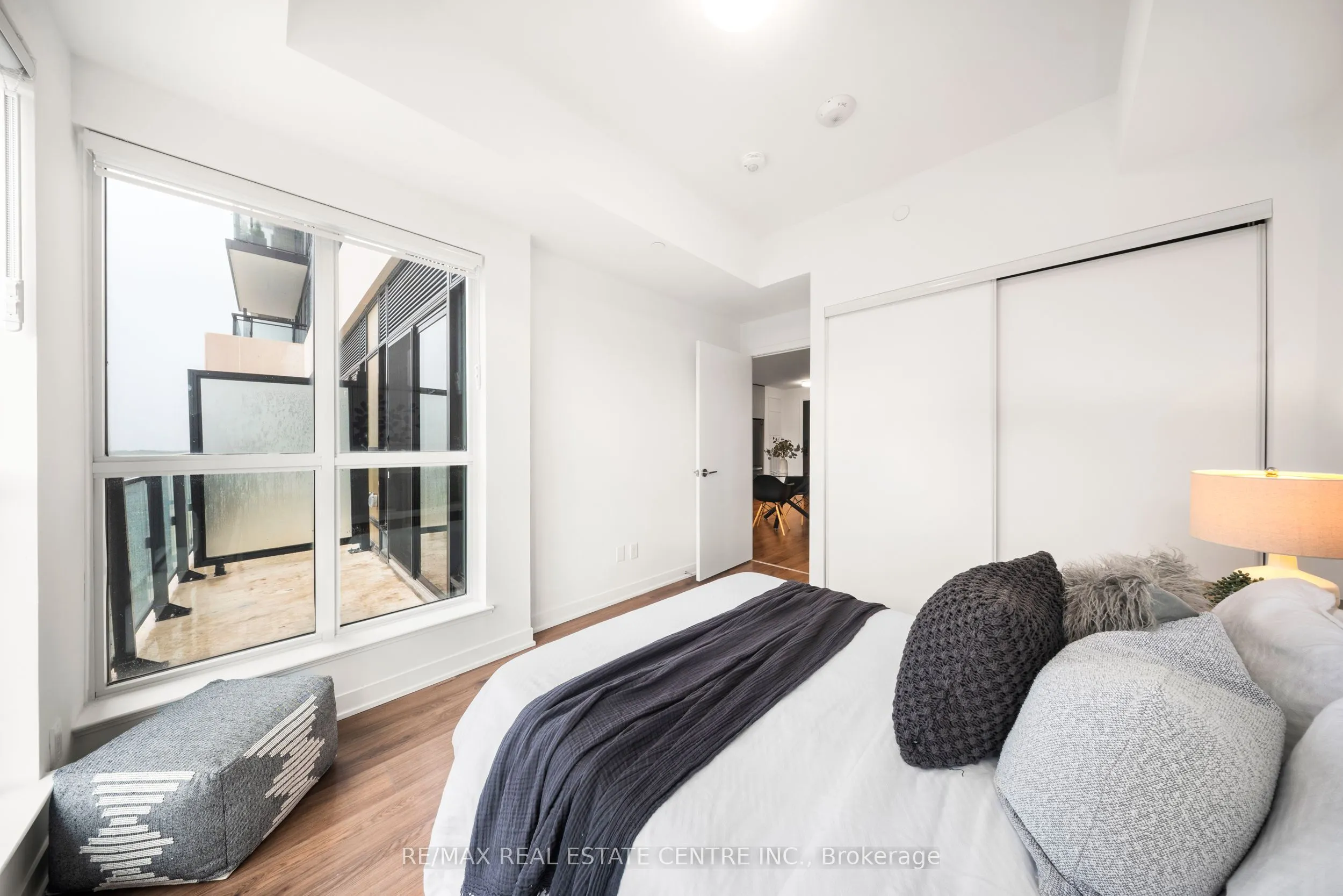 405 Dundas Street W, #813