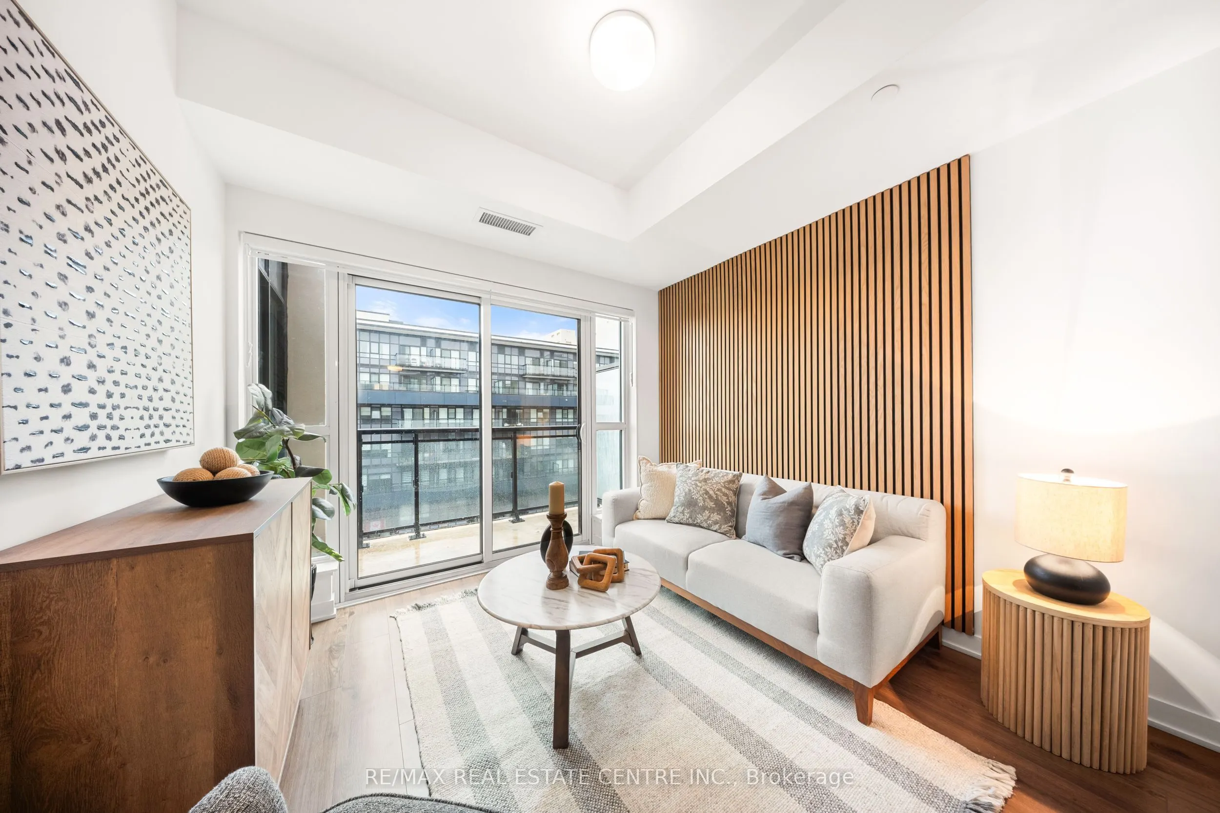 405 Dundas Street W, #813