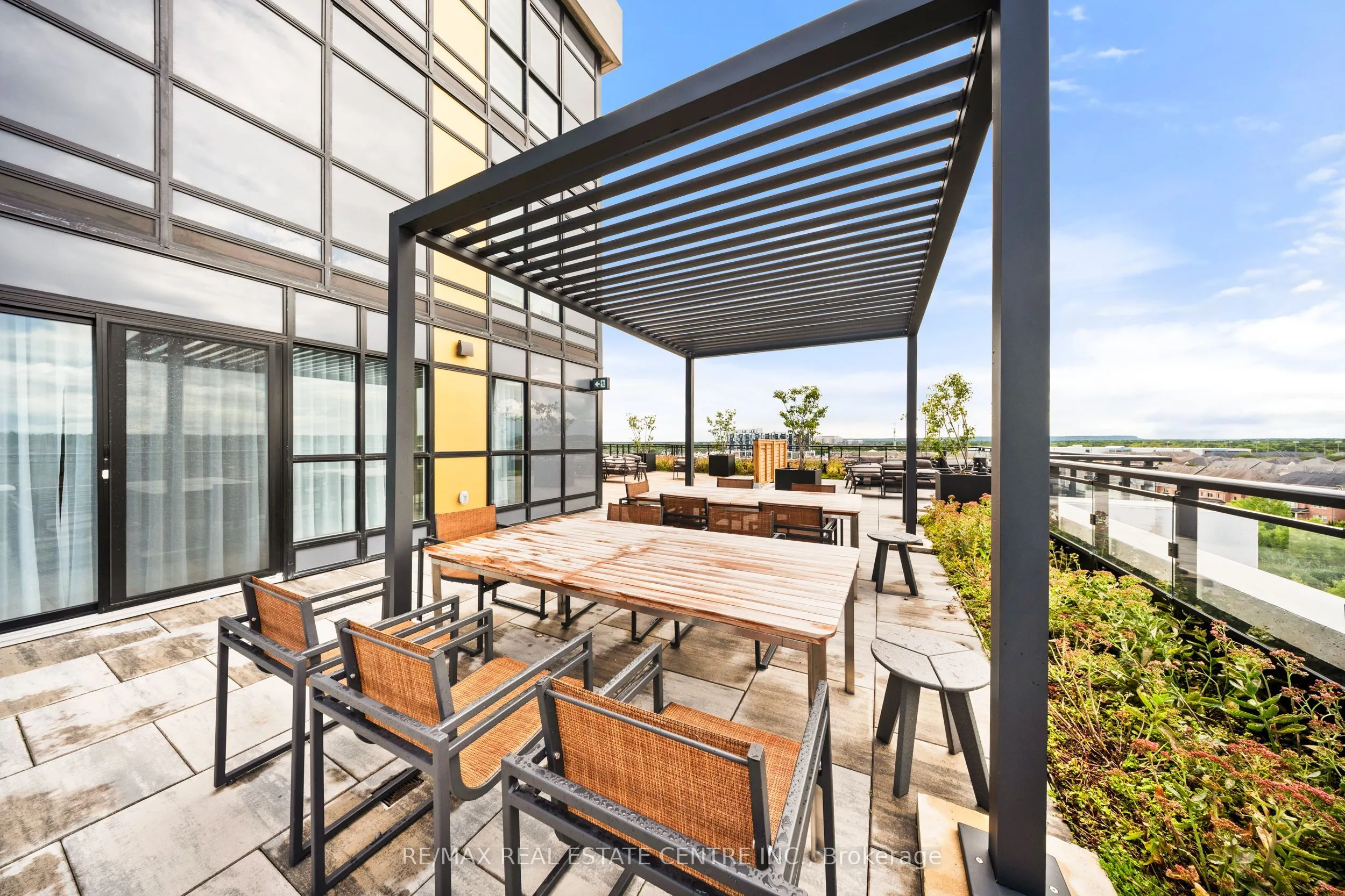 405 Dundas Street W, #813