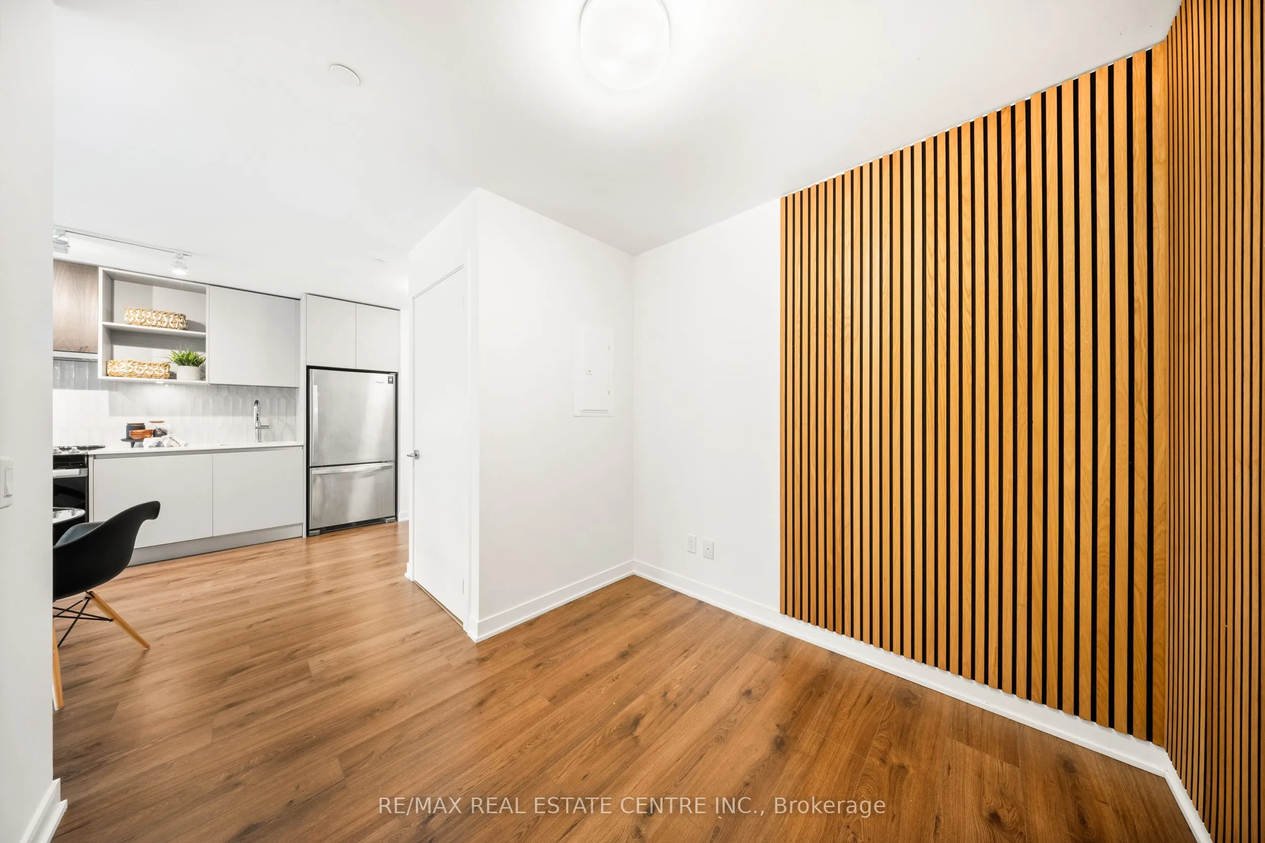 405 Dundas Street W, #813