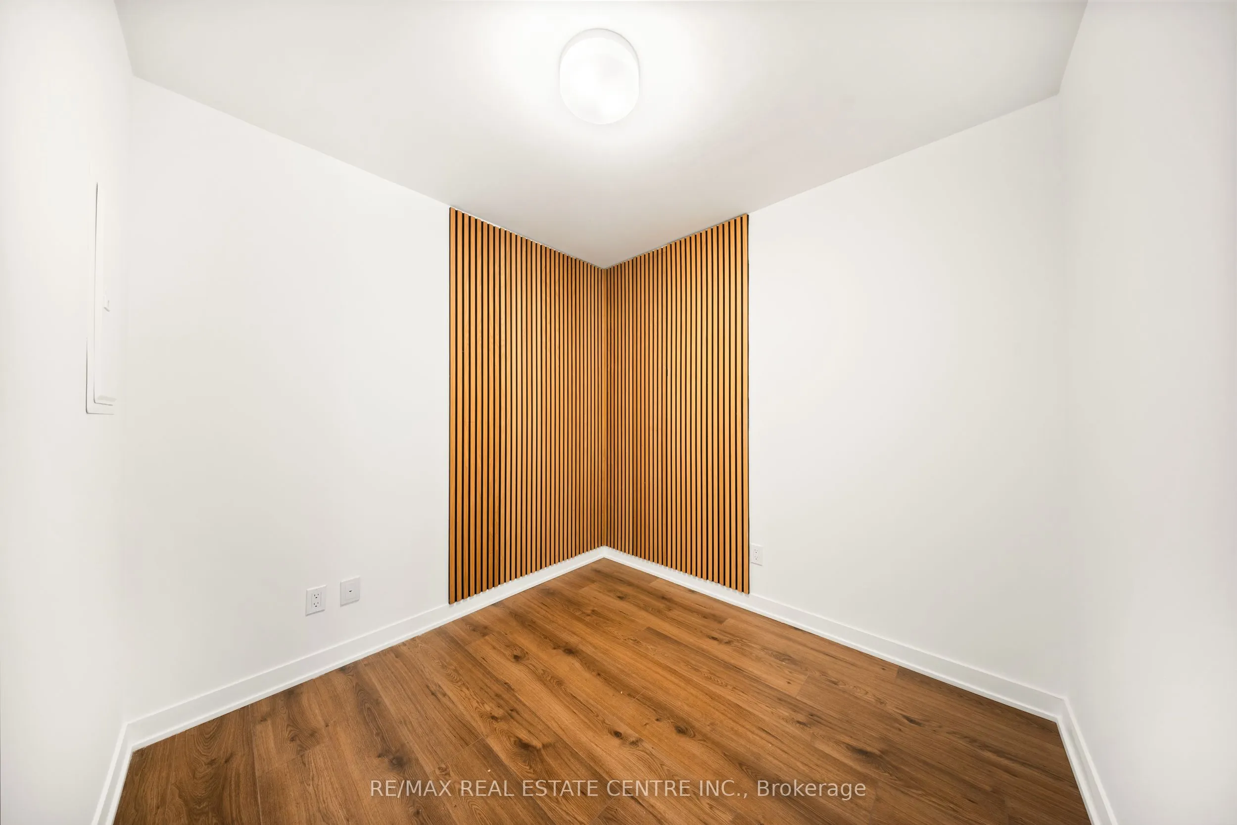 405 Dundas Street W, #813