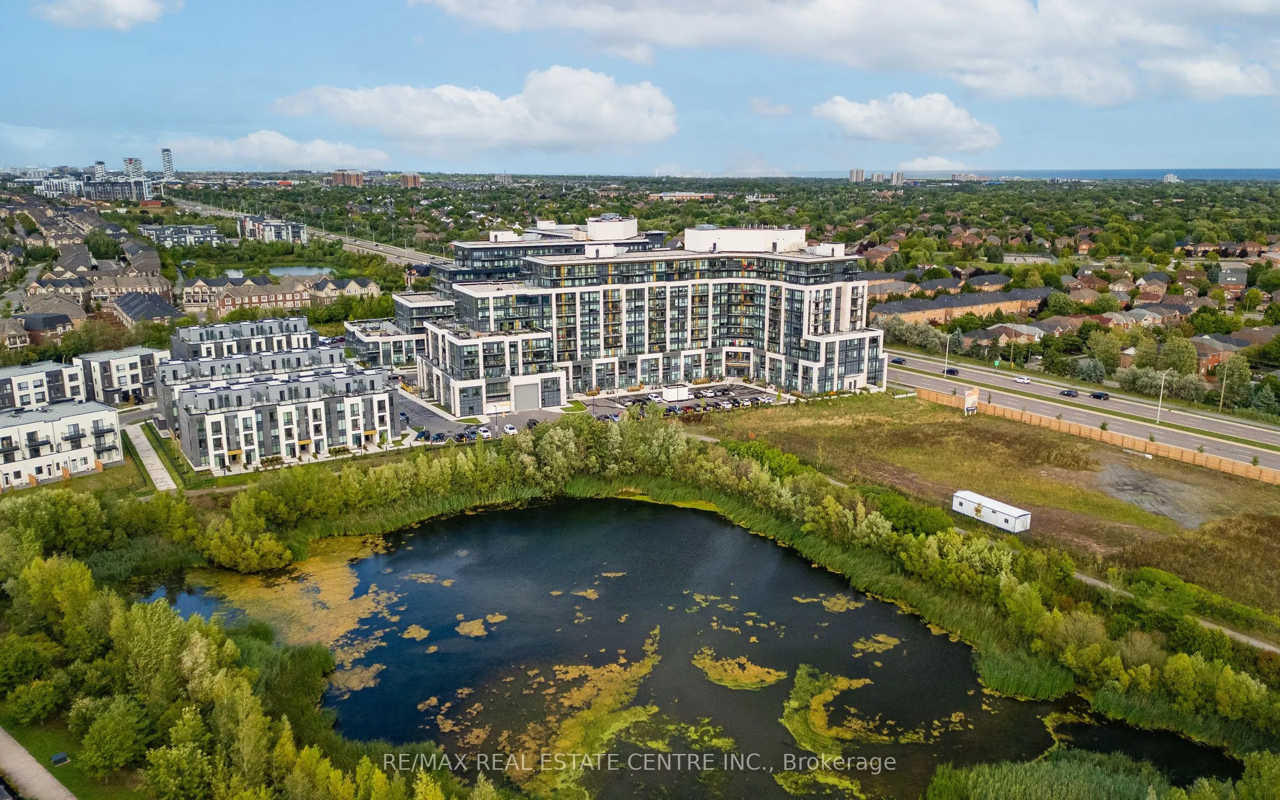405 Dundas Street W, #813