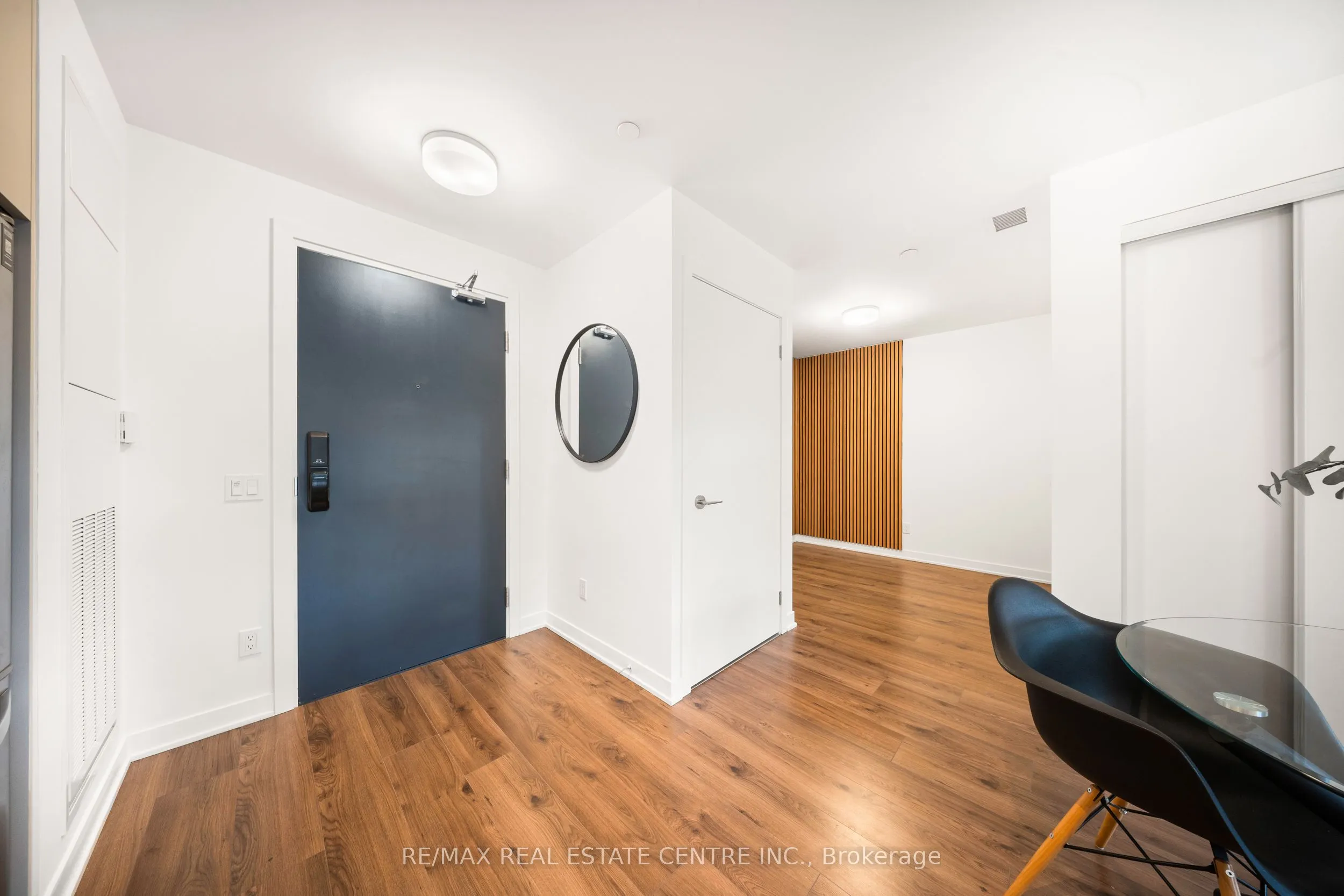 405 Dundas Street W, #813