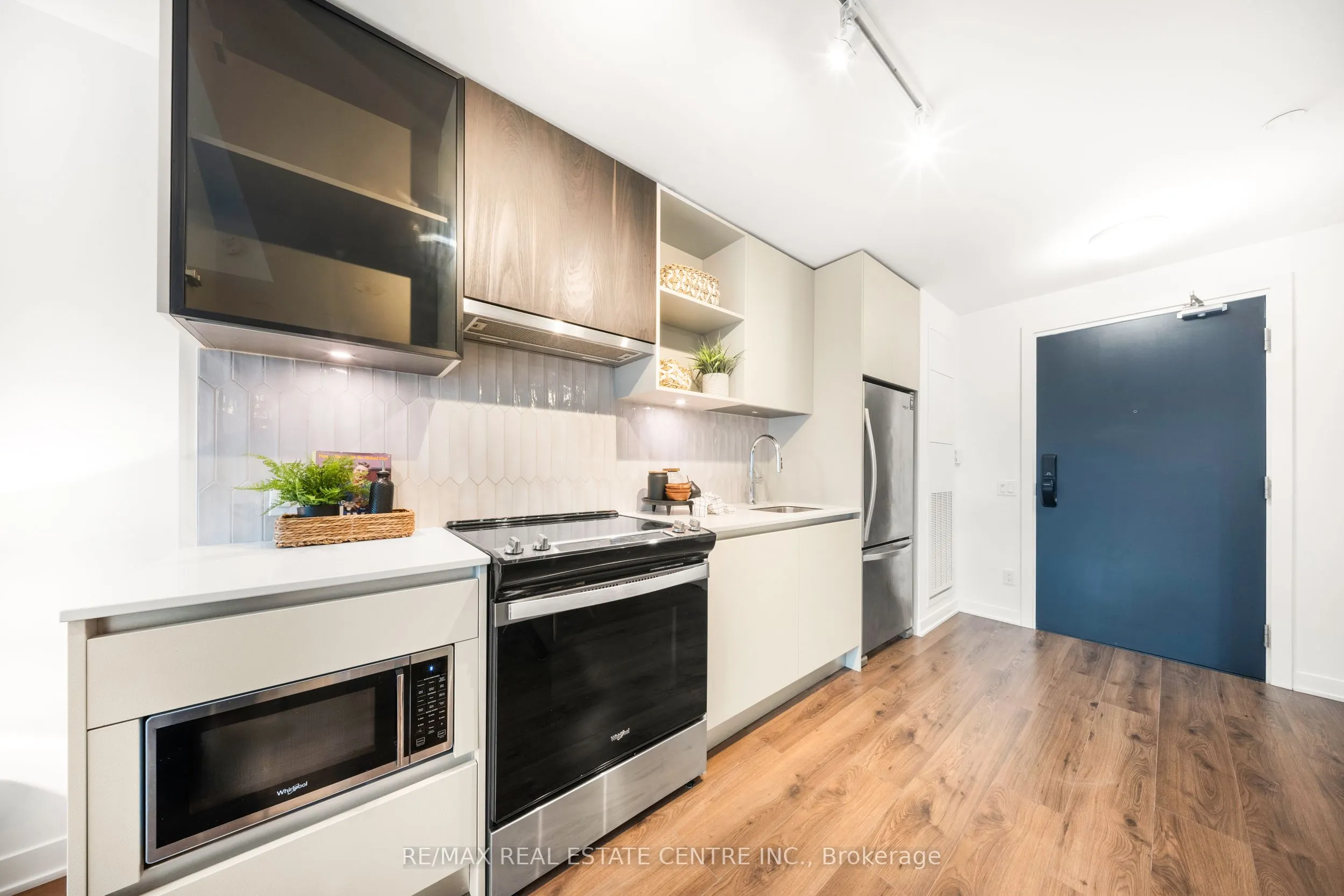 405 Dundas Street W, #813