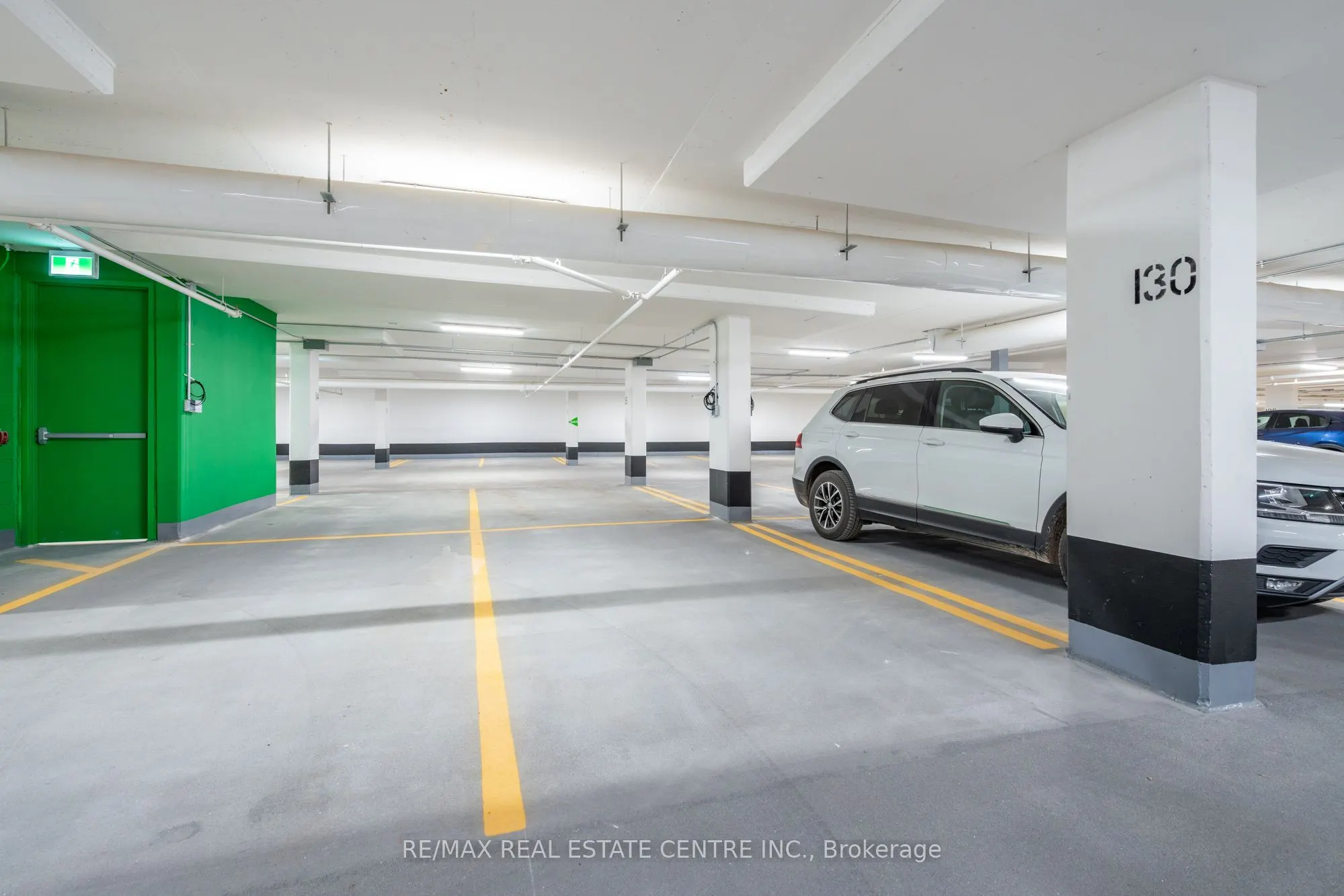 405 Dundas Street W, #813