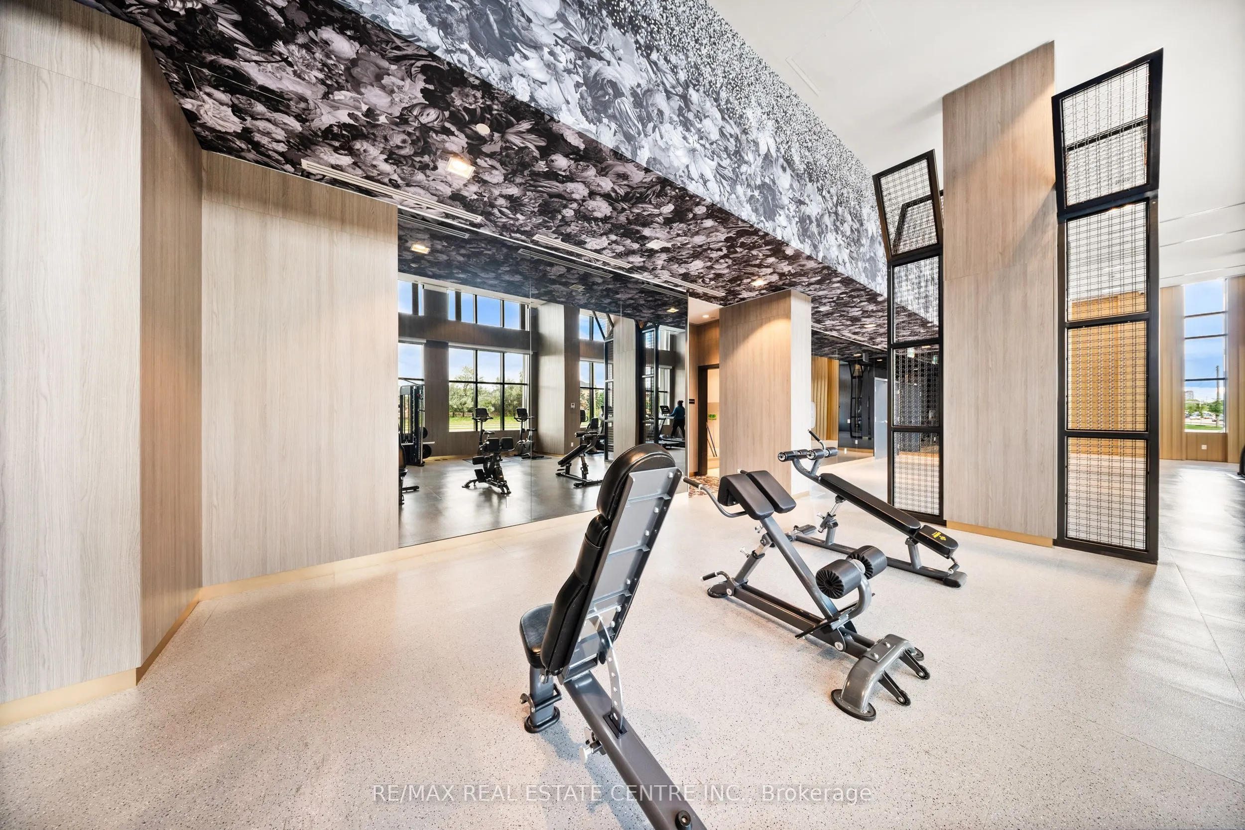 405 Dundas Street W, #813