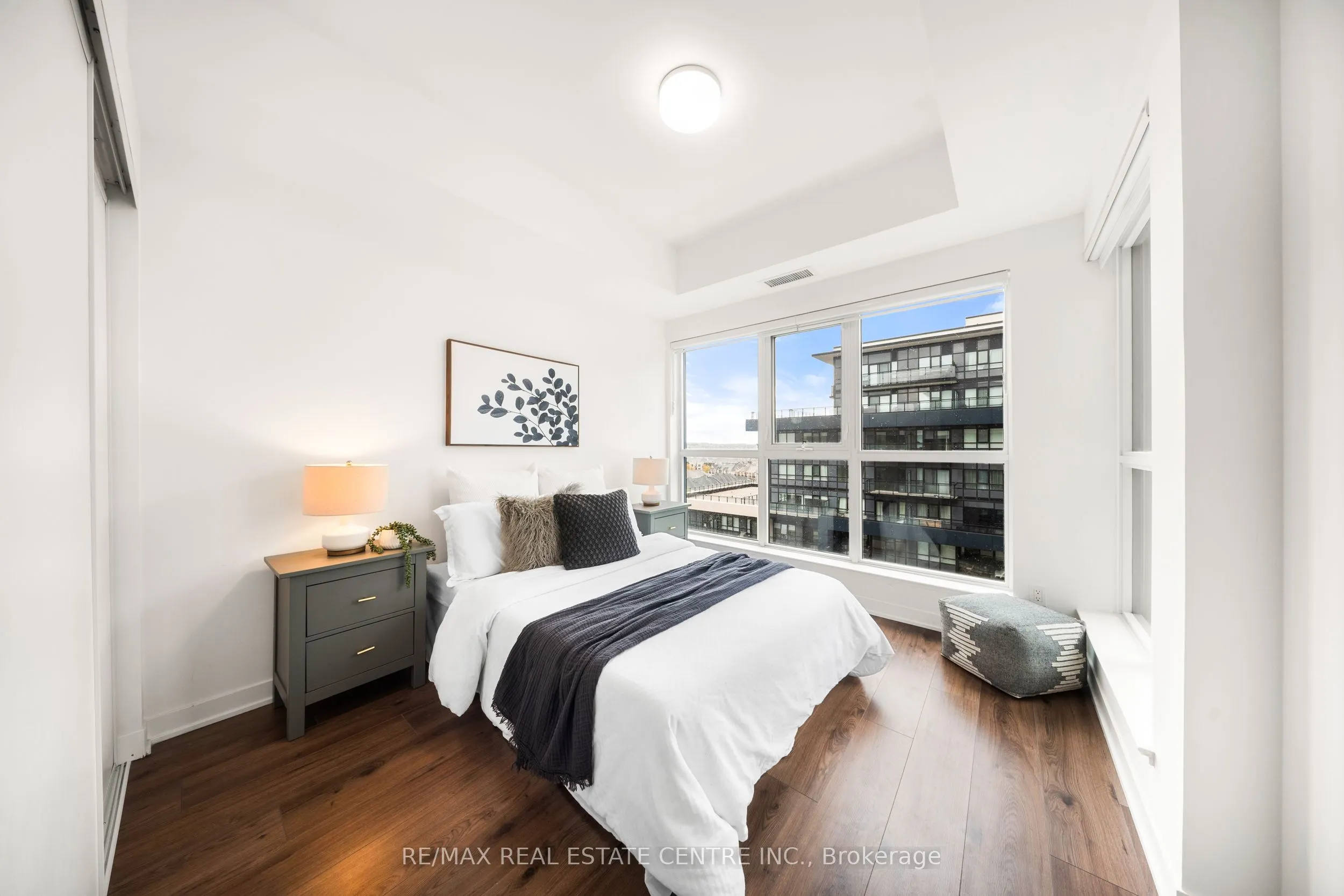 405 Dundas Street W, #813